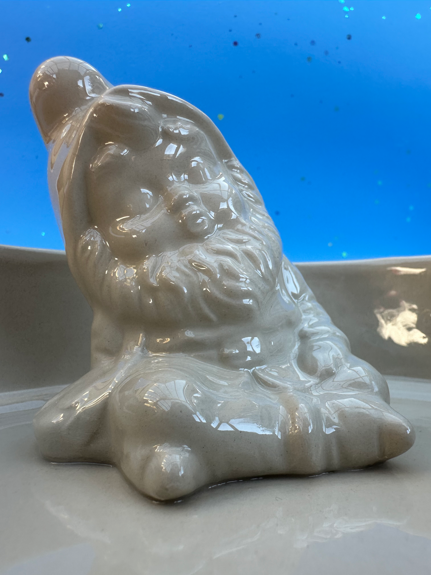 Stribet skål med sovende nisse