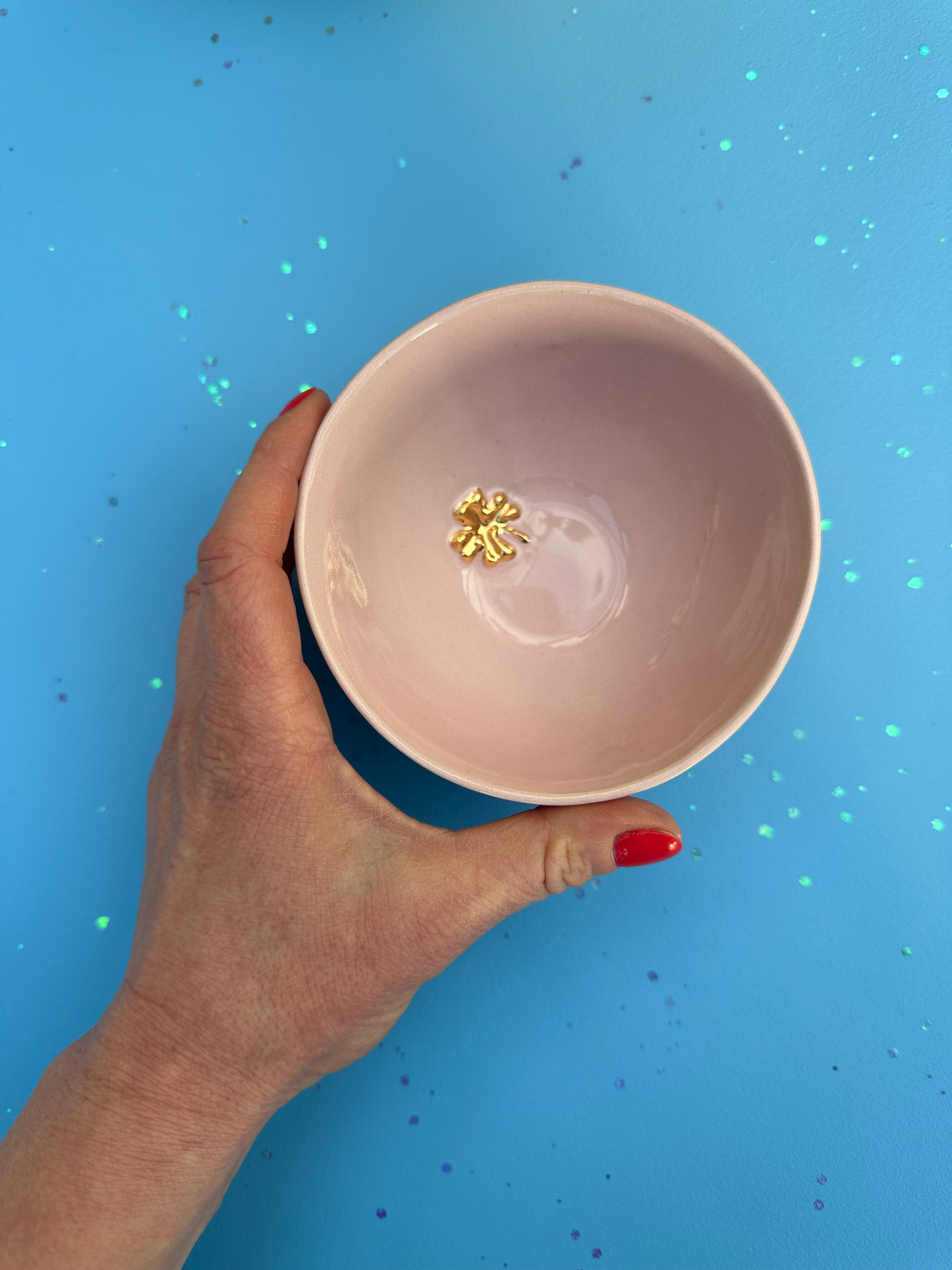 Rosa skål med guldfirkløver