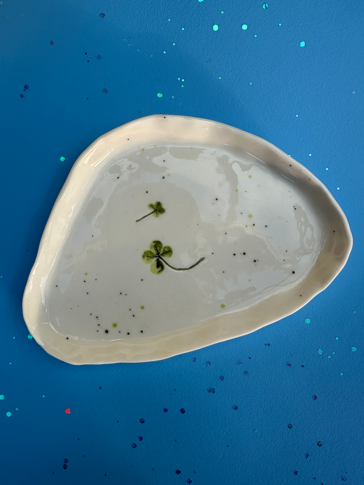 Porcelænsfad med aftryk fra firkløver #8