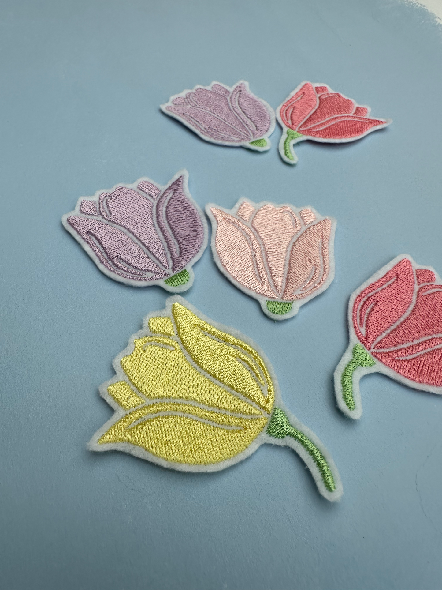 Tulipan broderi - lyserød m. stilk