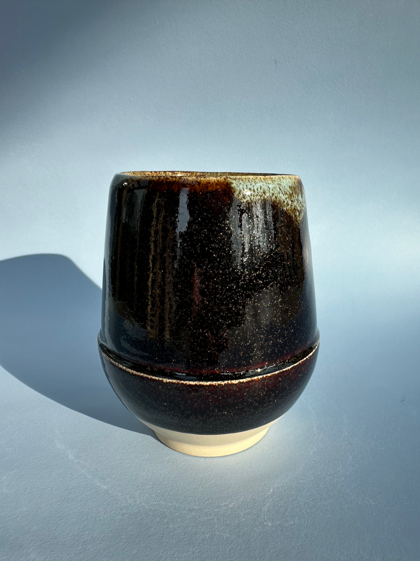 Brun vase med glimmer