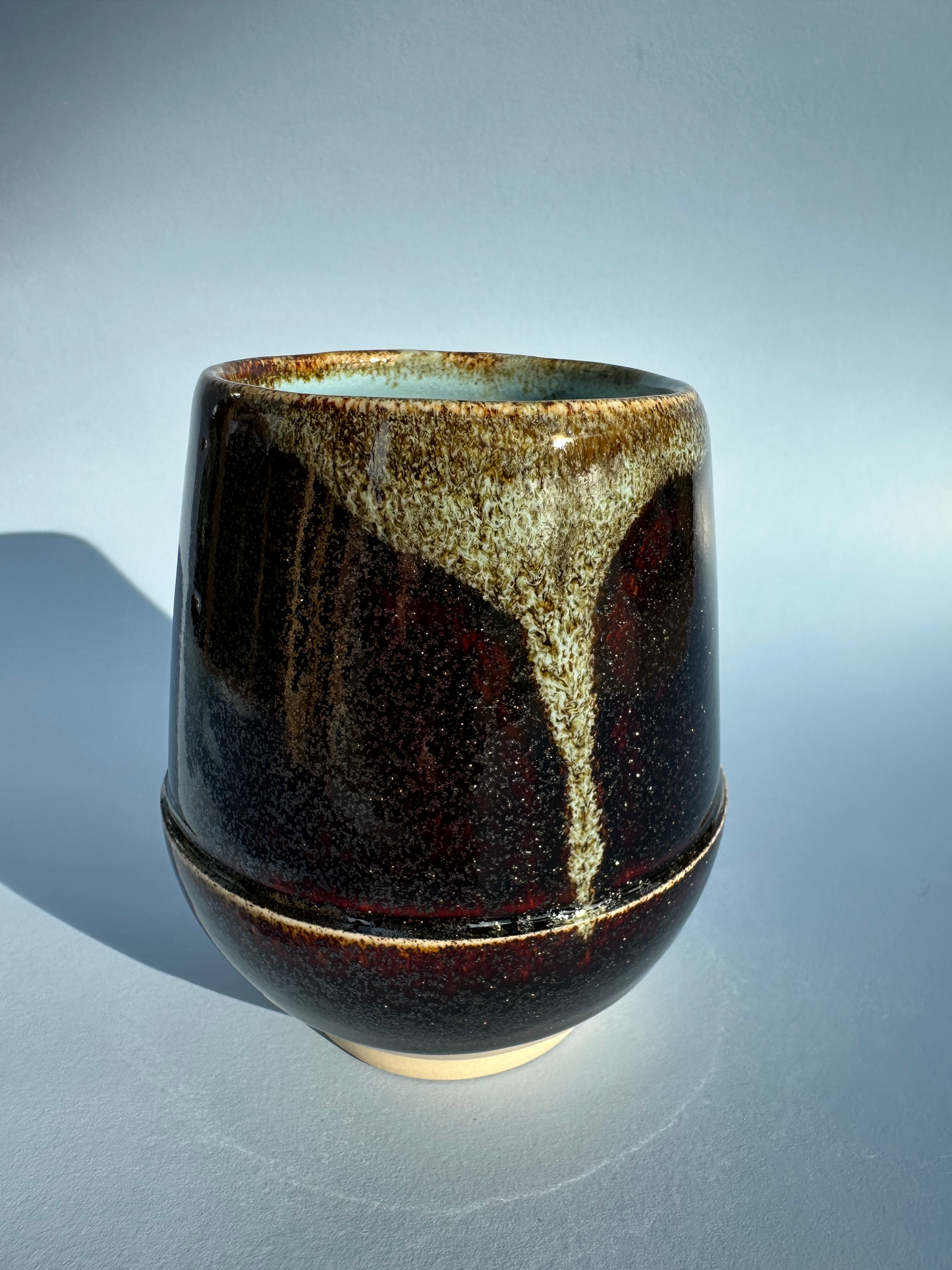 Brun vase med glimmer