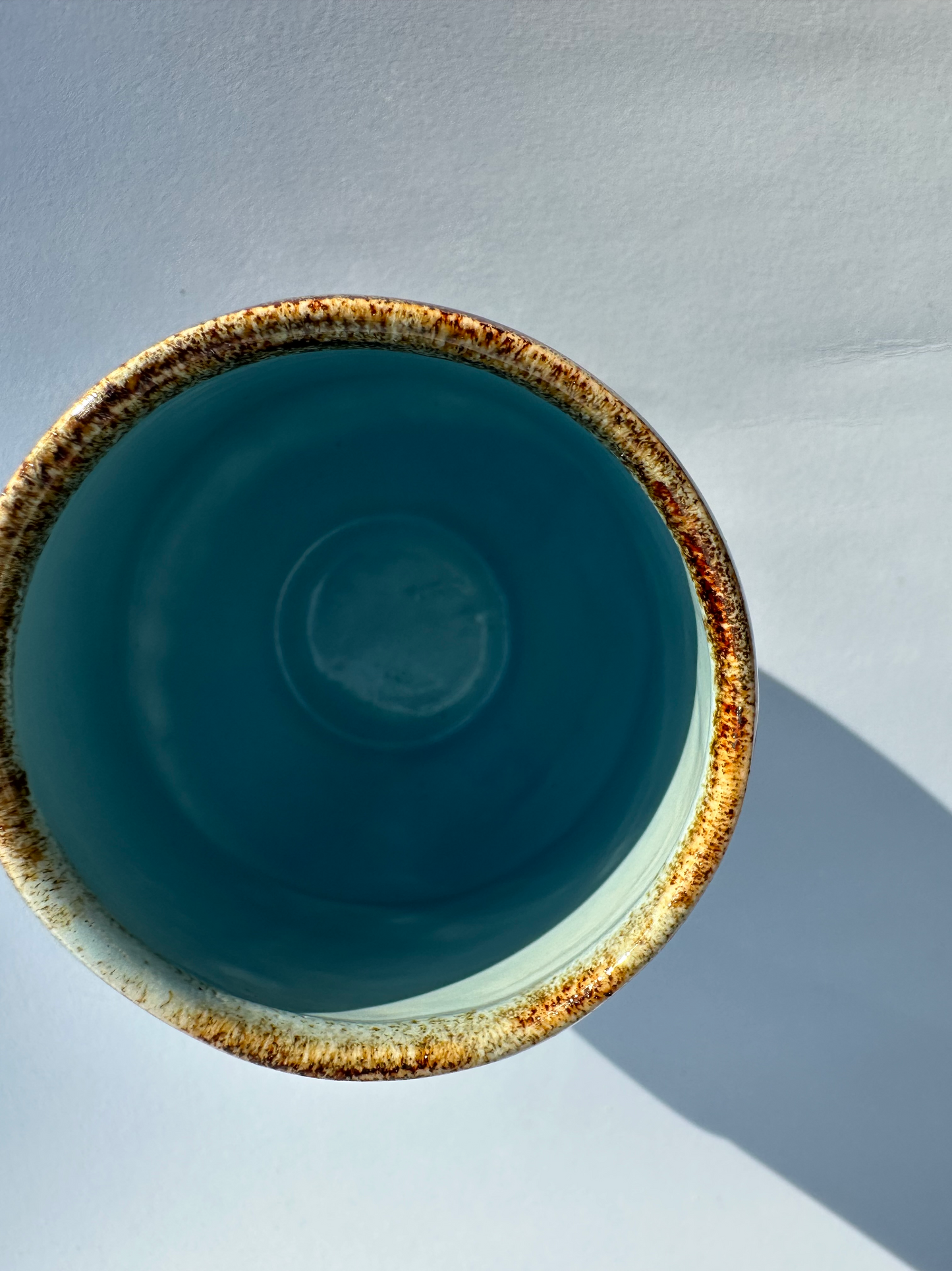 Brun vase med glimmer