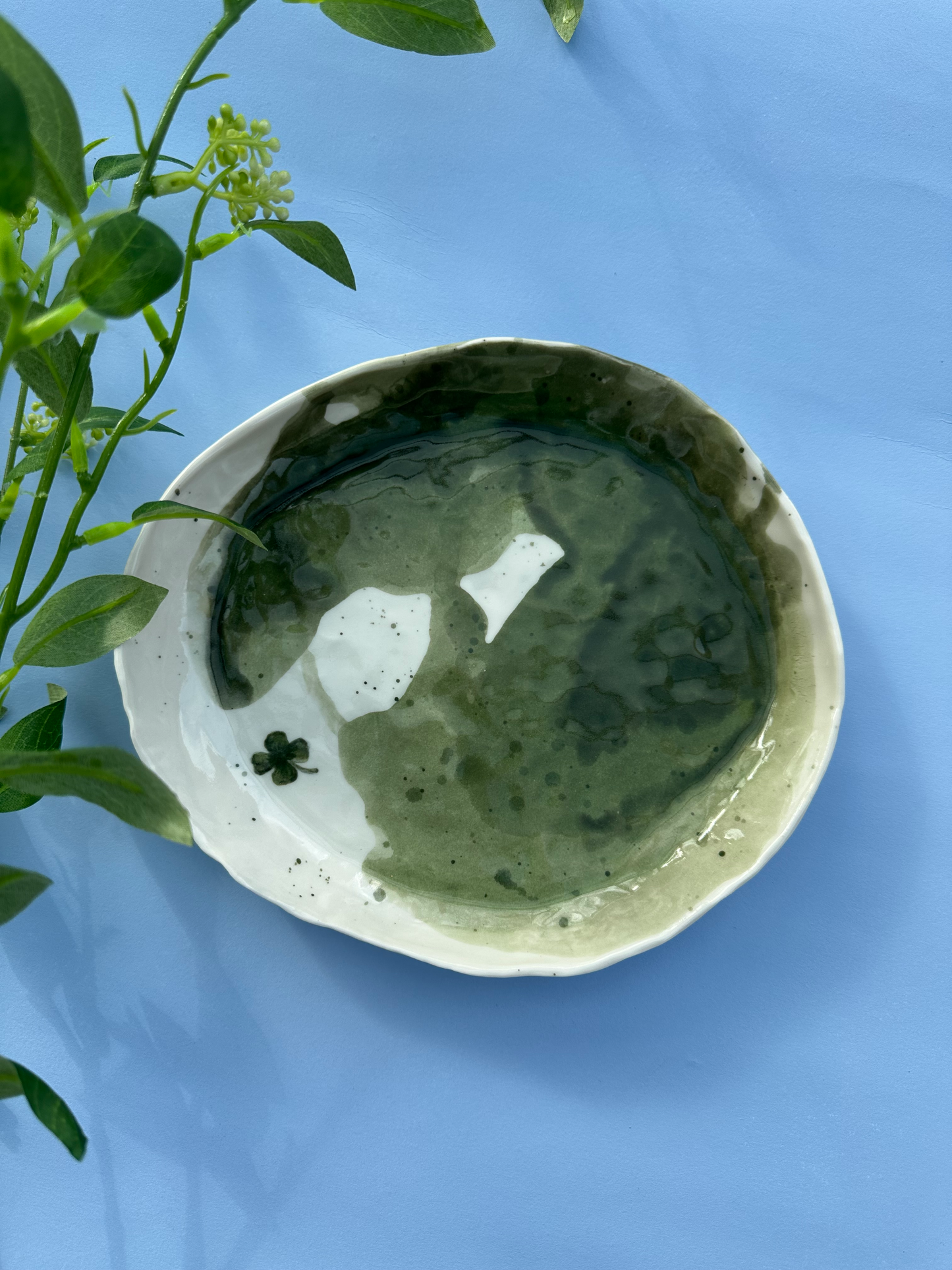 Porcelænsfad med firkløver