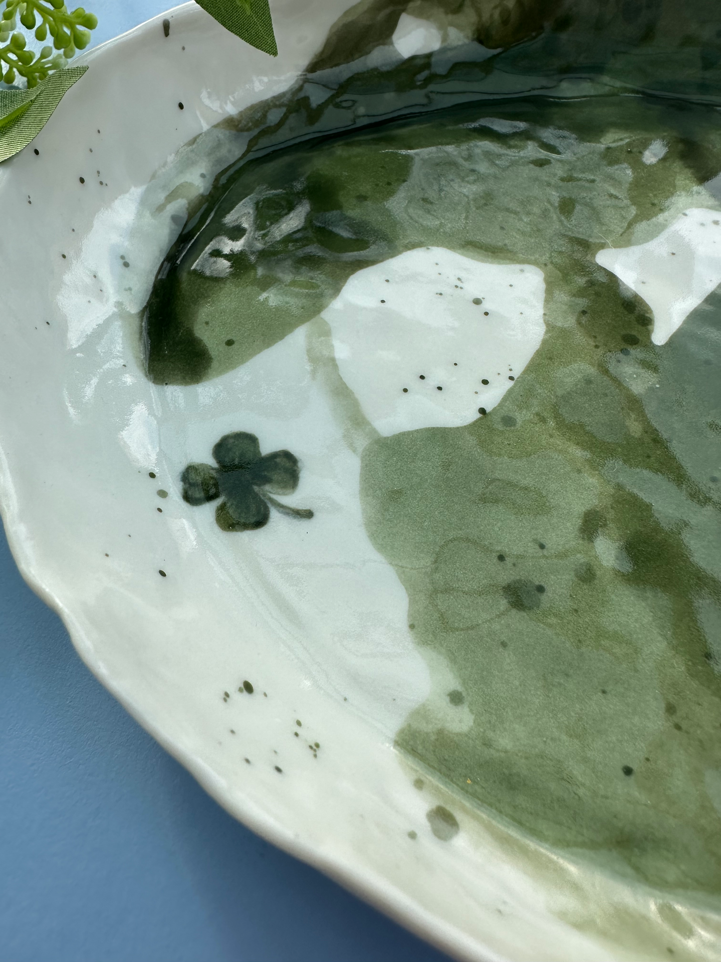 Porcelænsfad med firkløver