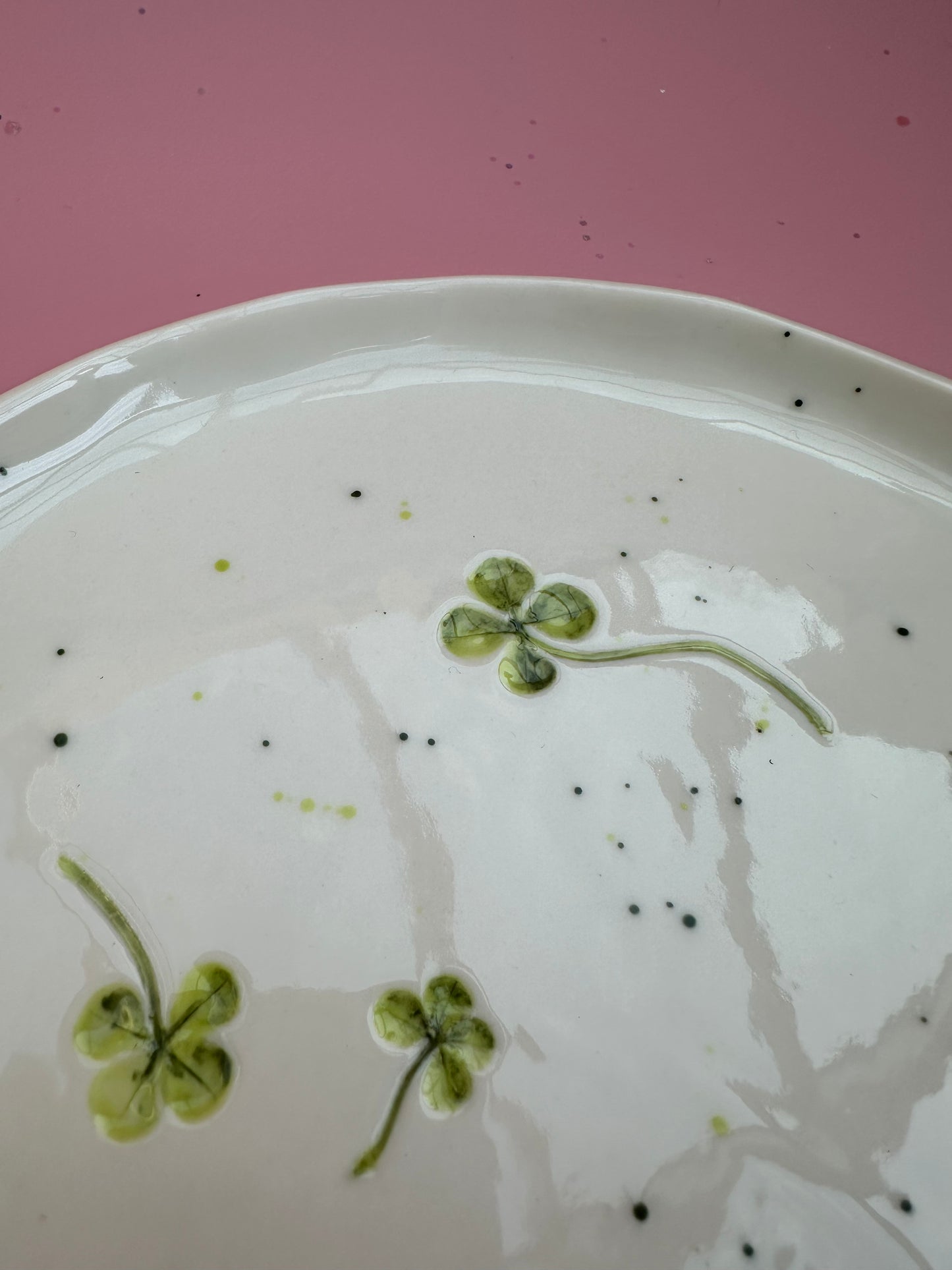 Porcelænsfad med aftryk fra firkløver #3