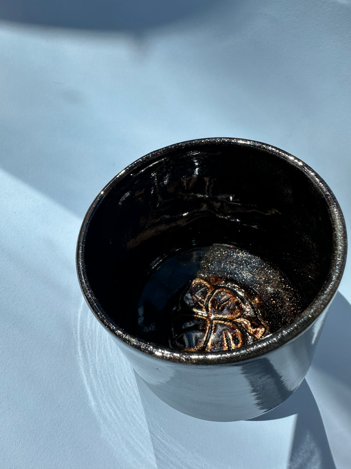 Glimmerbrun cylinder kop med firkløver i bunden