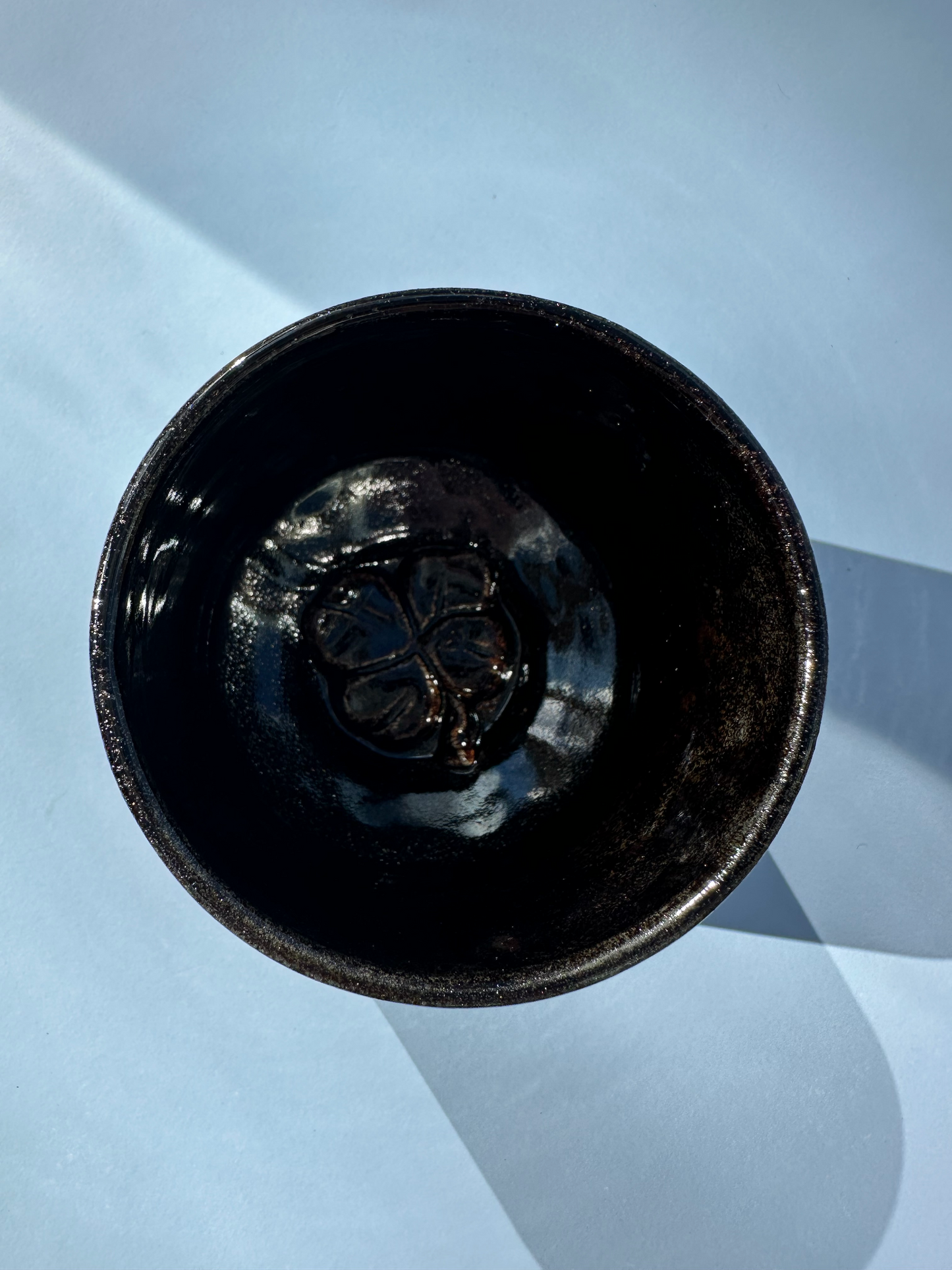 Glimmerbrun cylinder kop med firkløver i bunden