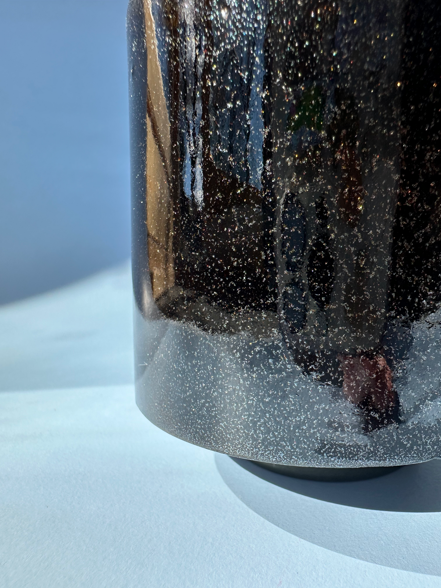 Glimmerbrun cylinder kop med firkløver i bunden
