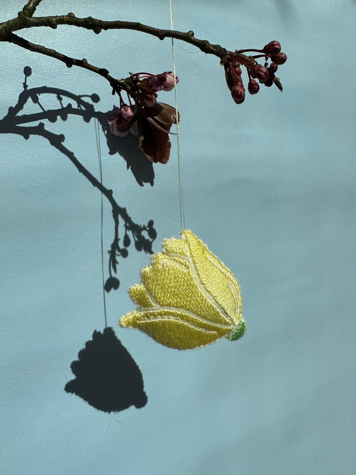 Håndsyet Tulipanophæng - lysegul