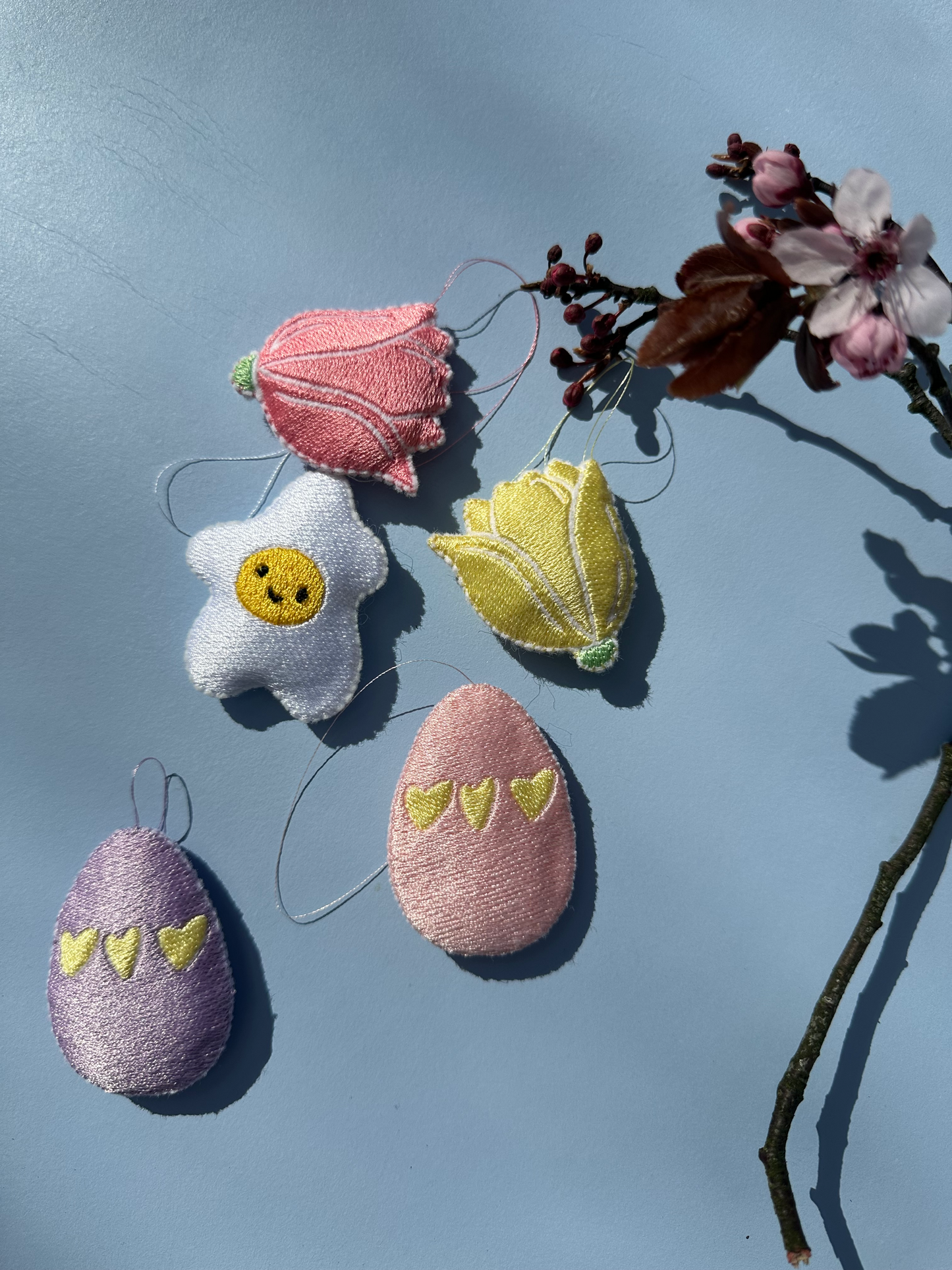 Håndsyet Tulipanophæng - lysegul
