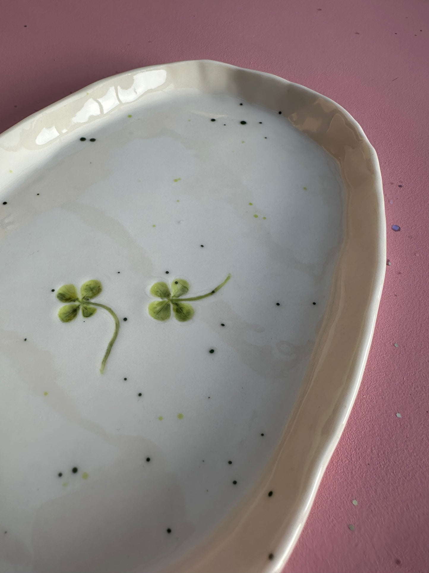 Porcelænsfad med aftryk fra firkløver #11