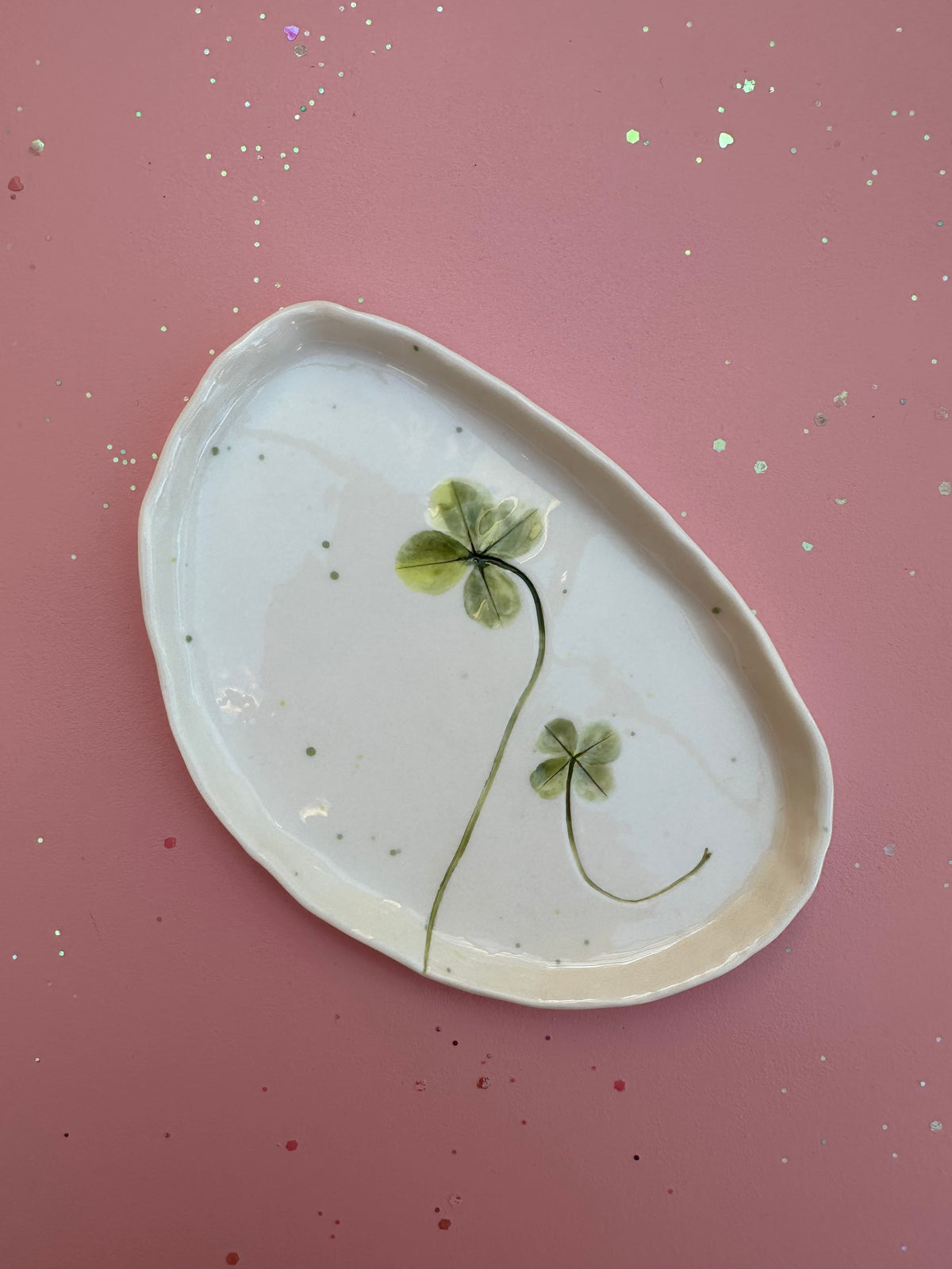 Porcelænsfad med aftryk fra firkløver #17