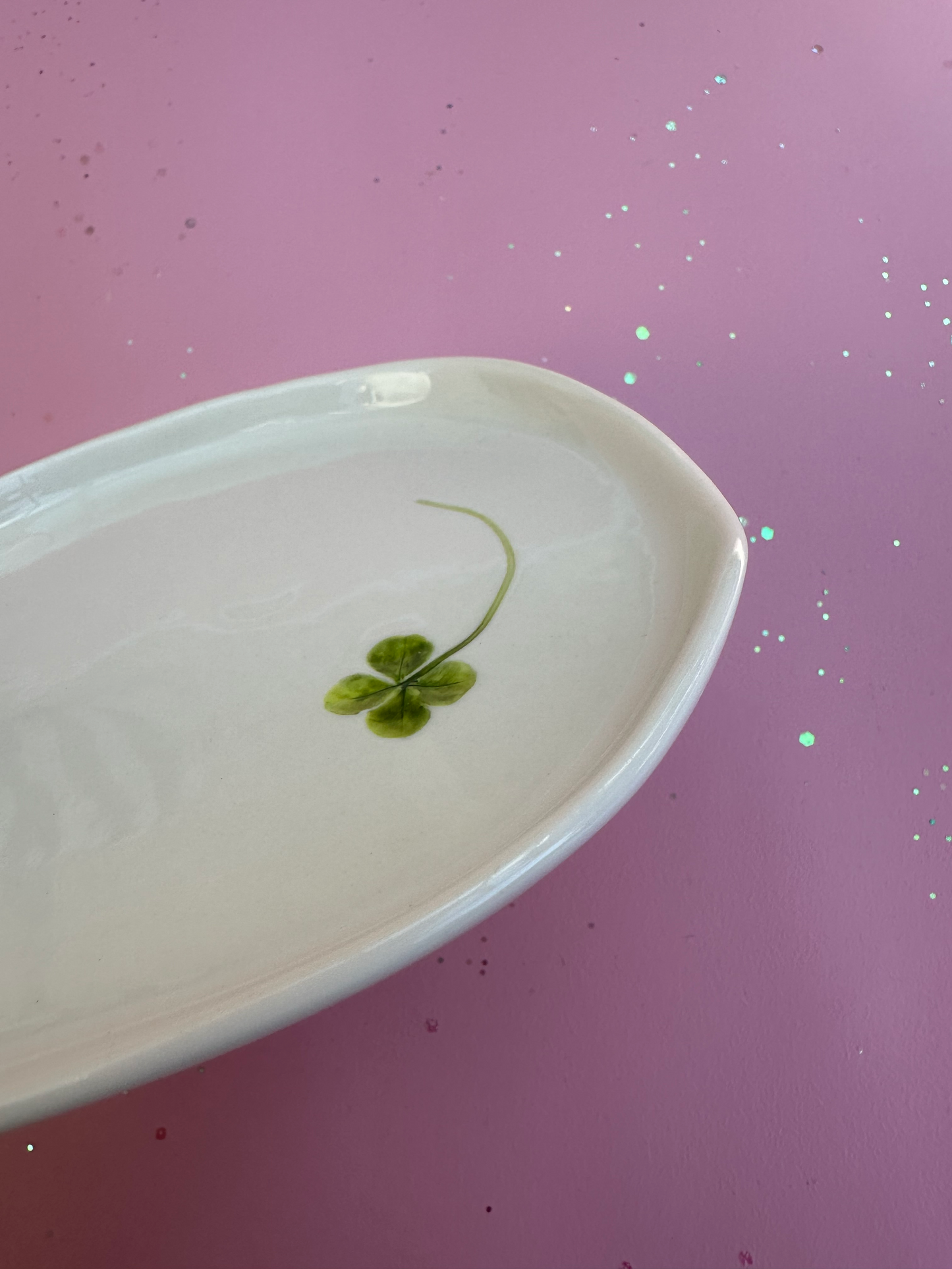 Porcelænsfad med aftryk fra firkløver