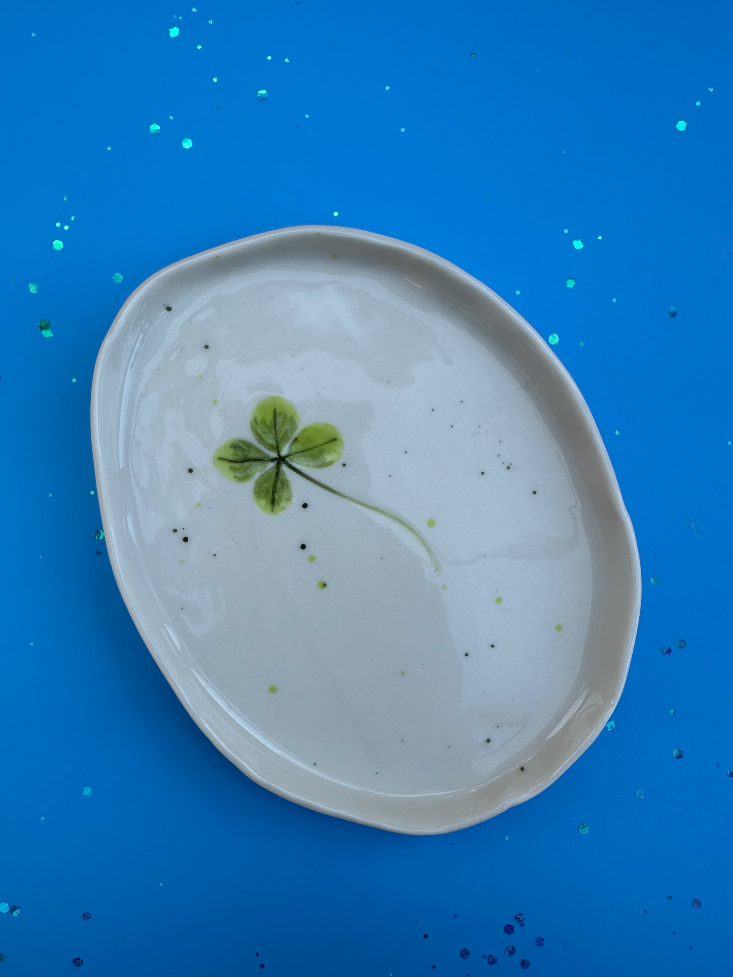 Porcelænsfad med aftryk fra firkløver #1