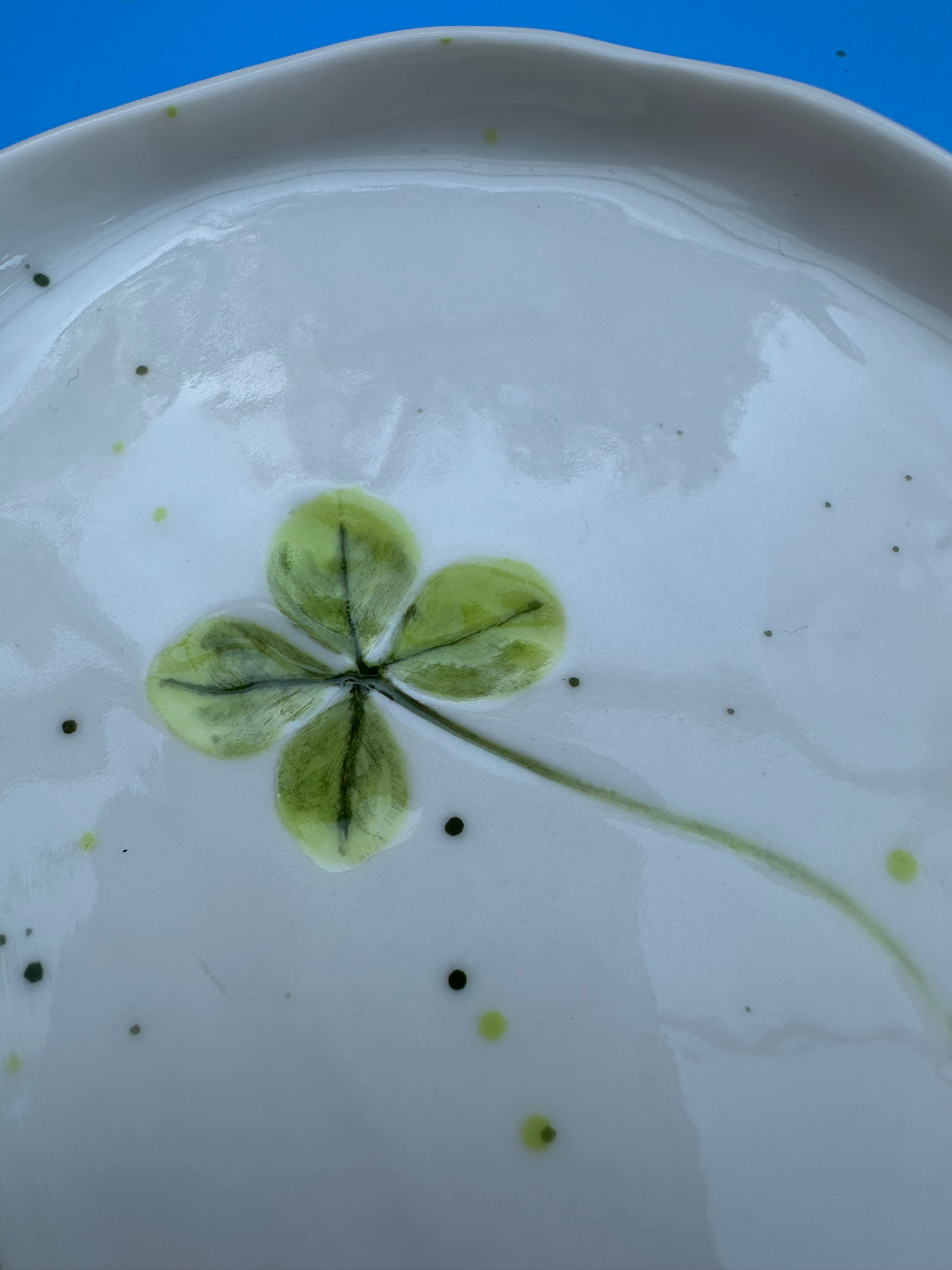 Porcelænsfad med aftryk fra firkløver #1