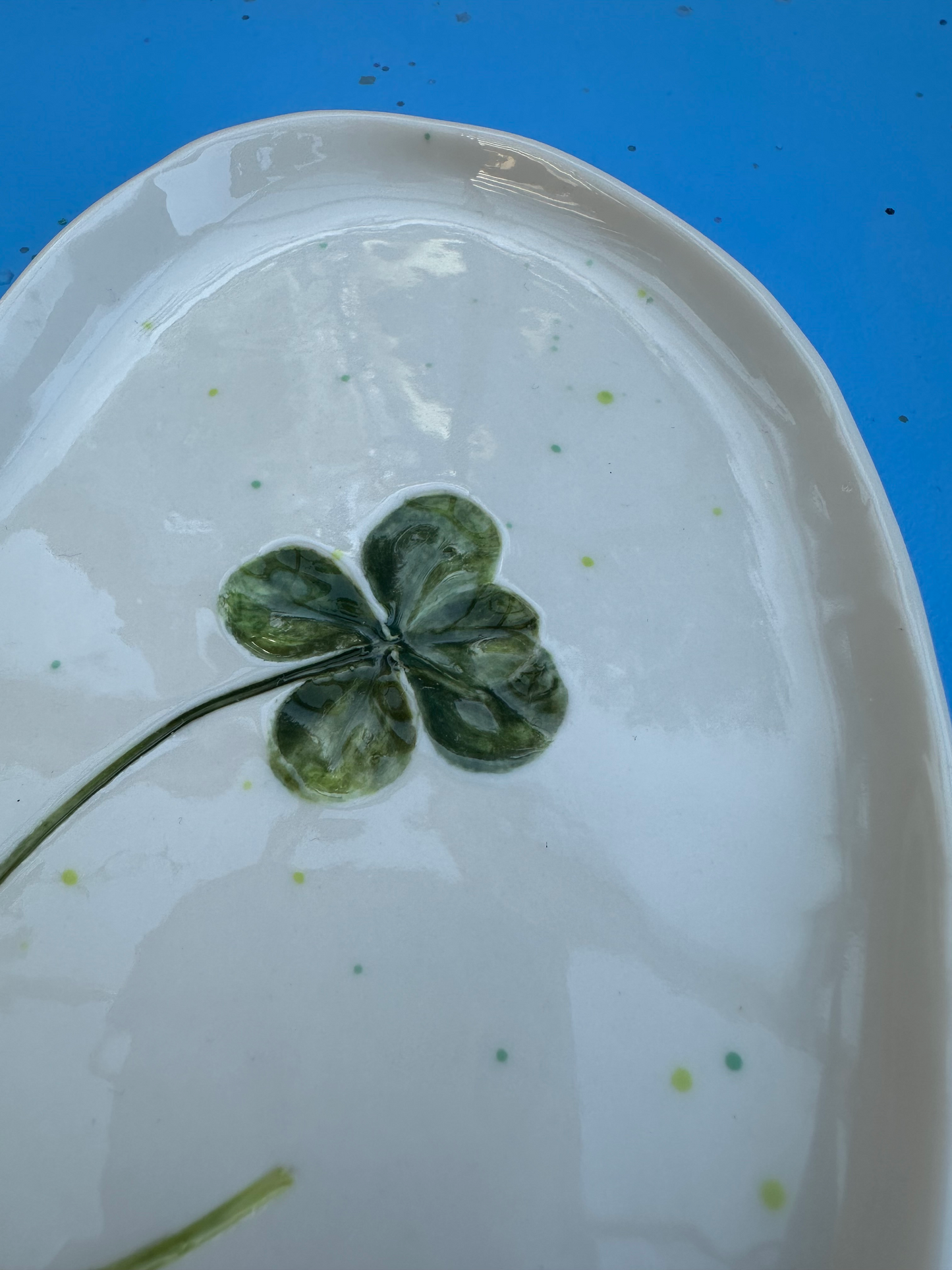 Porcelænsfad med aftryk fra 5-kløver