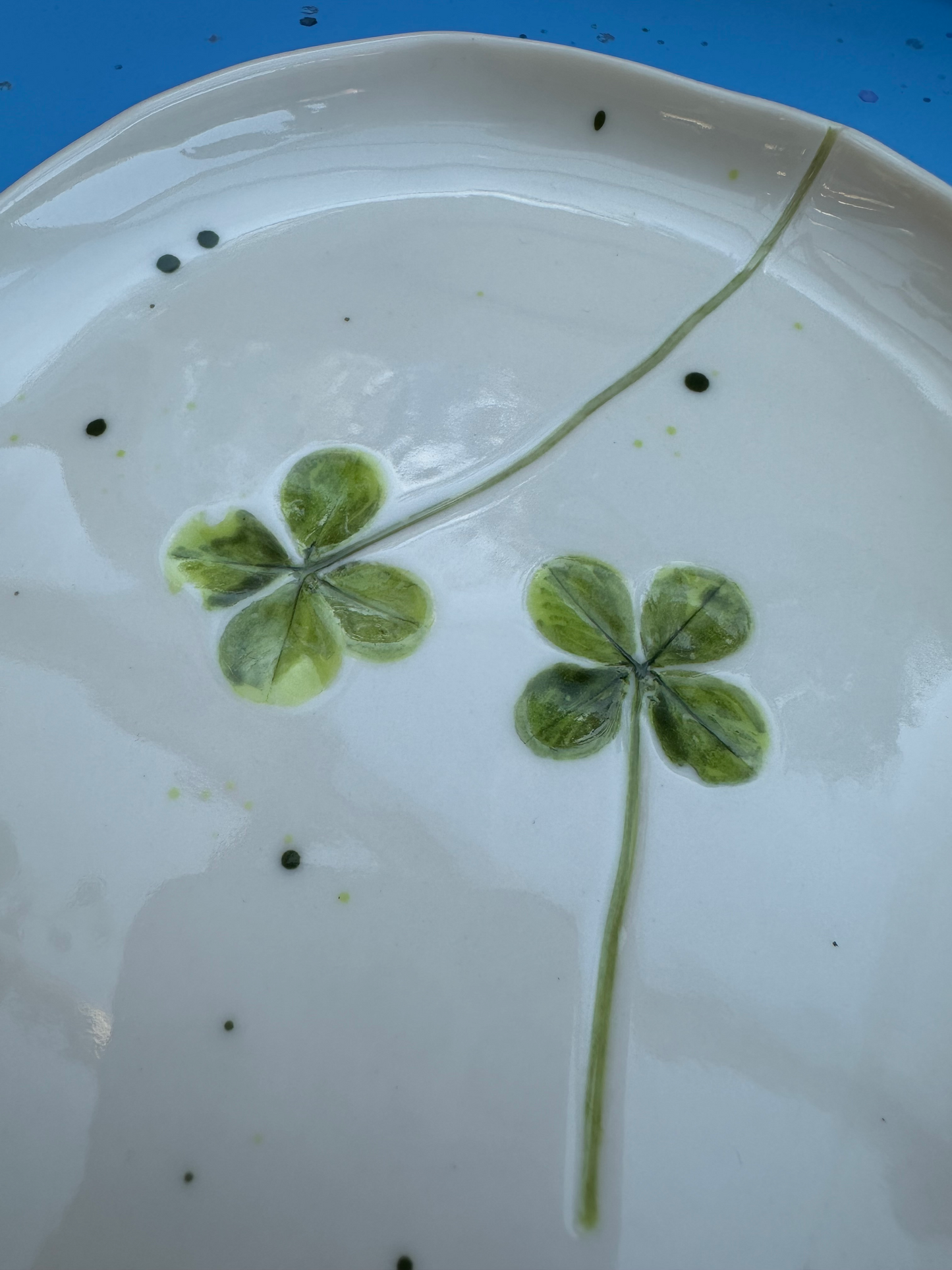 Porcelænsfad med aftryk fra firkløver #5