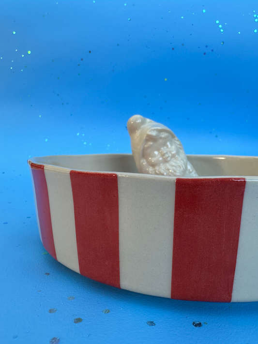 Stribet skål med sovende nisse