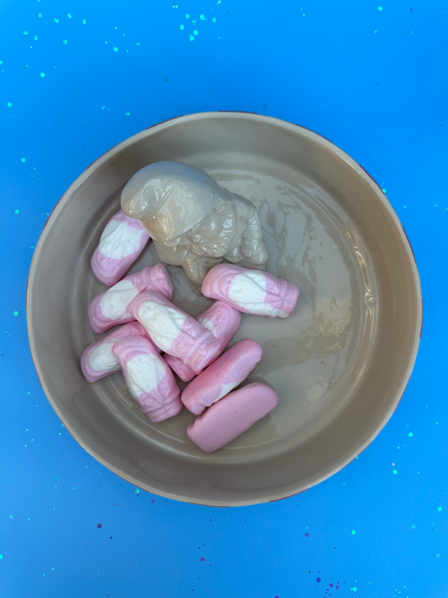 Stribet skål med sovende nisse