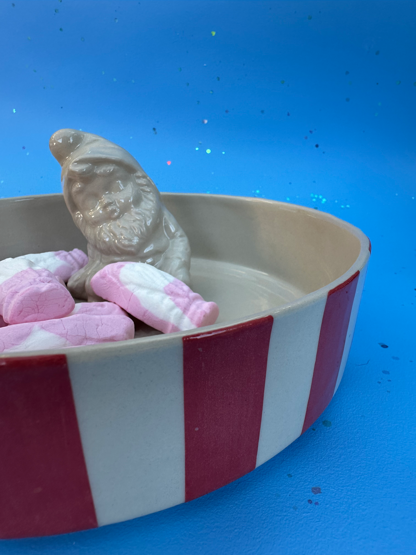 Stribet skål med sovende nisse