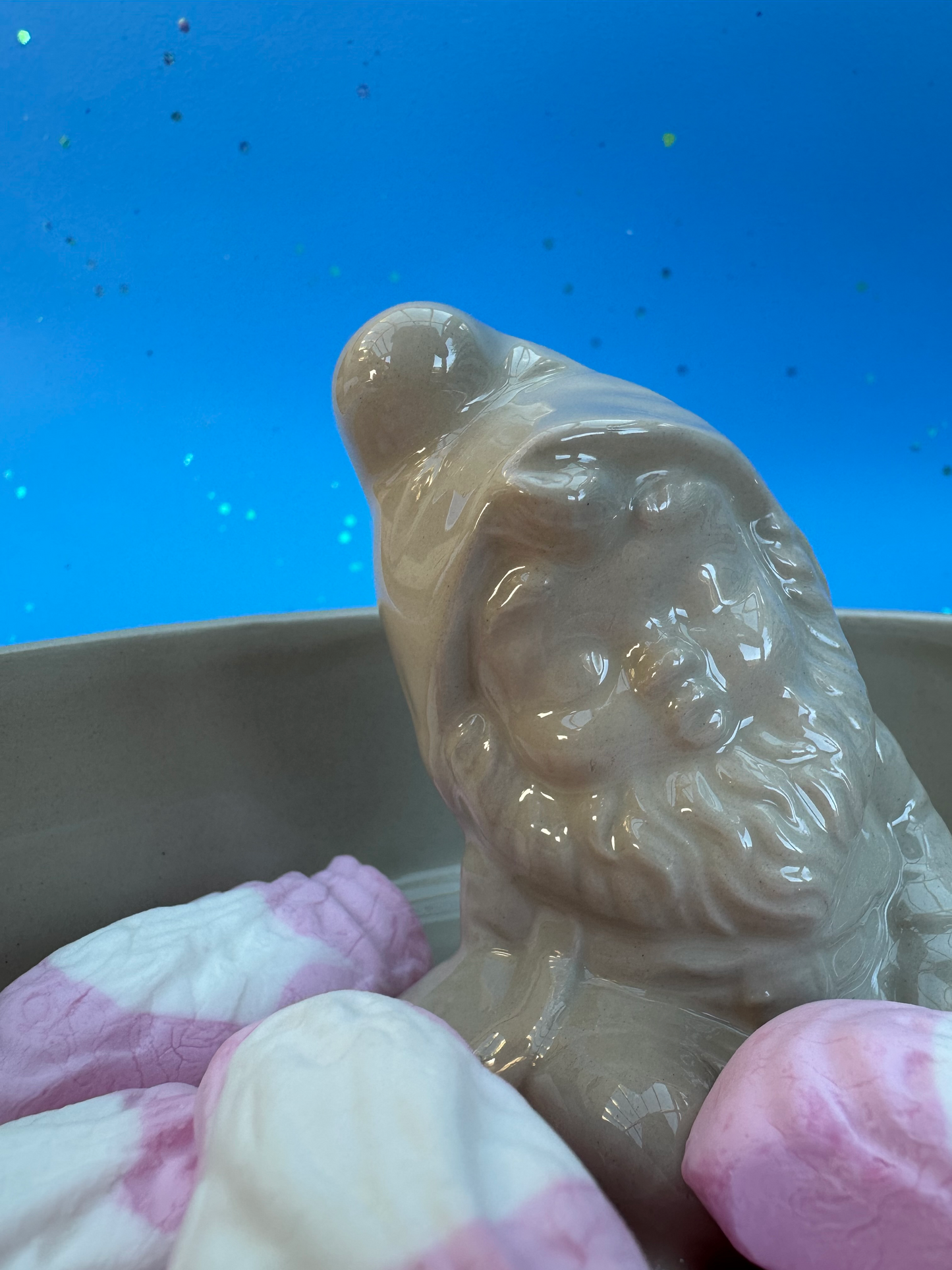 Stribet skål med sovende nisse