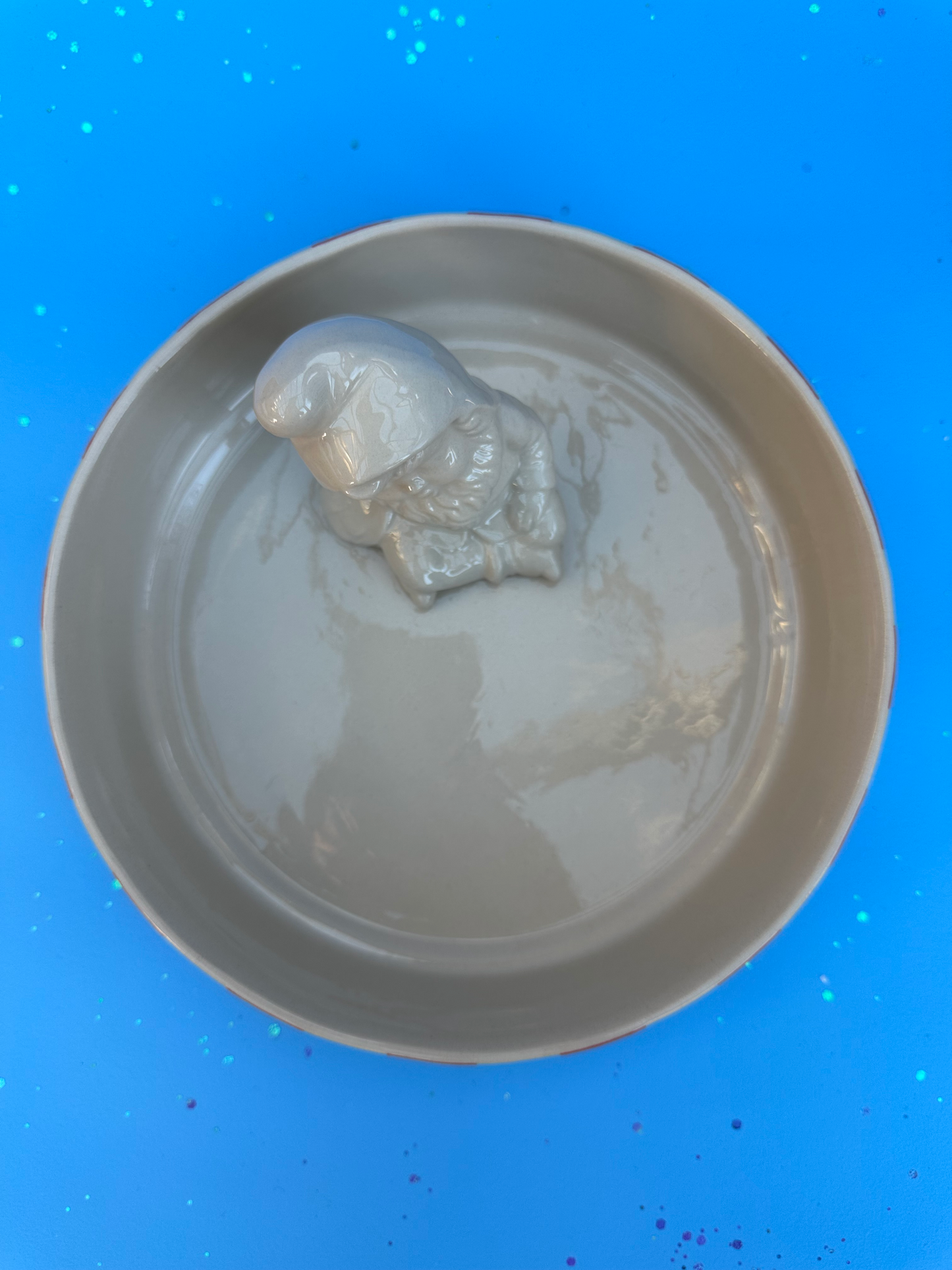 Stribet skål med sovende nisse