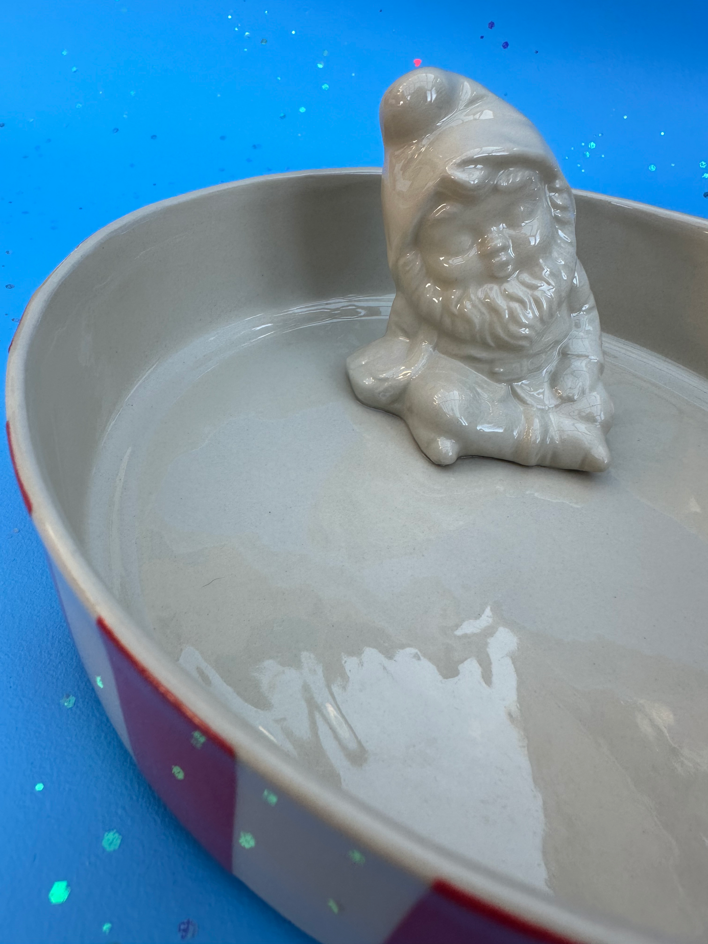 Stribet skål med sovende nisse