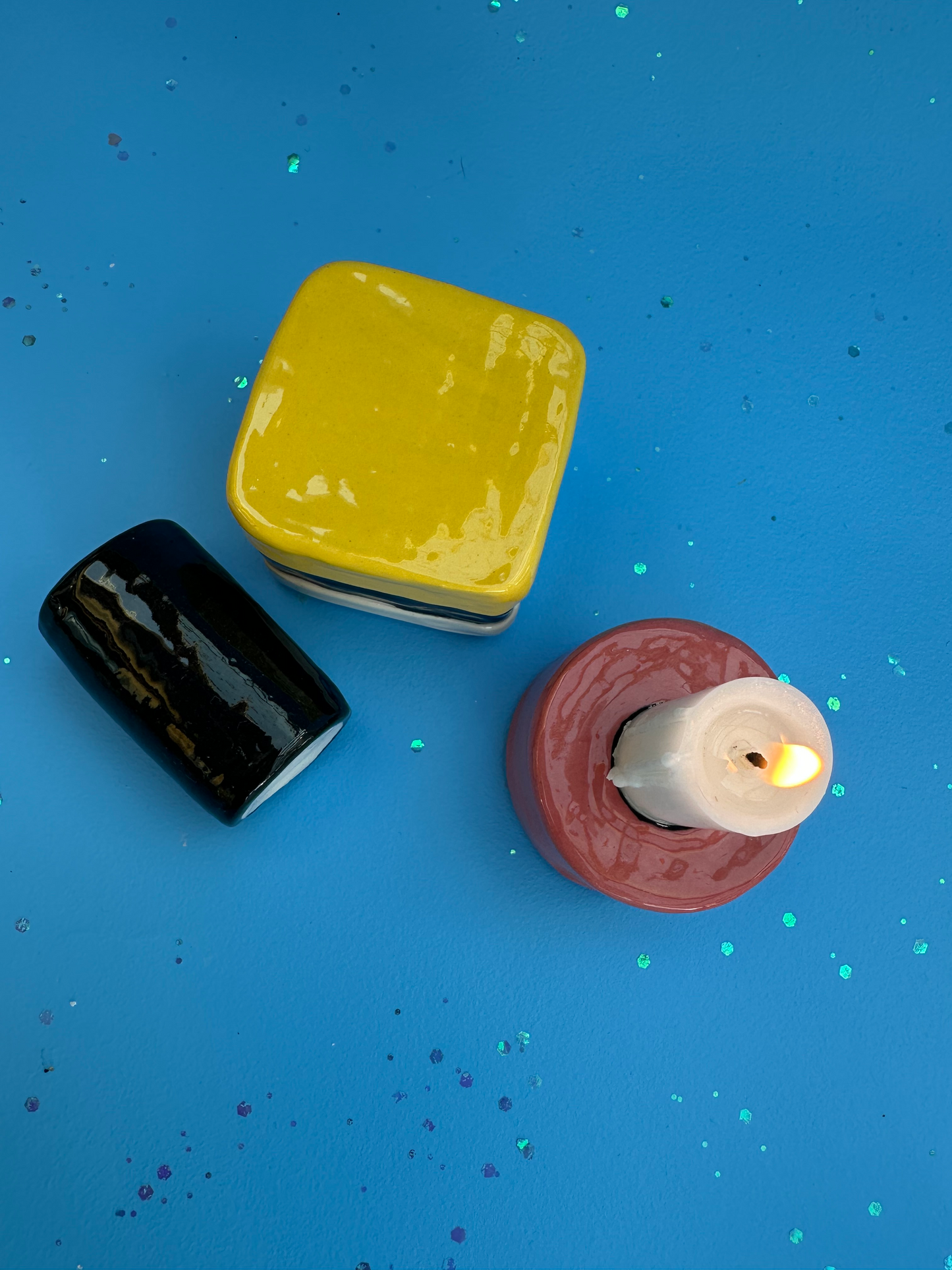 Lysestage i lakridskonfekt