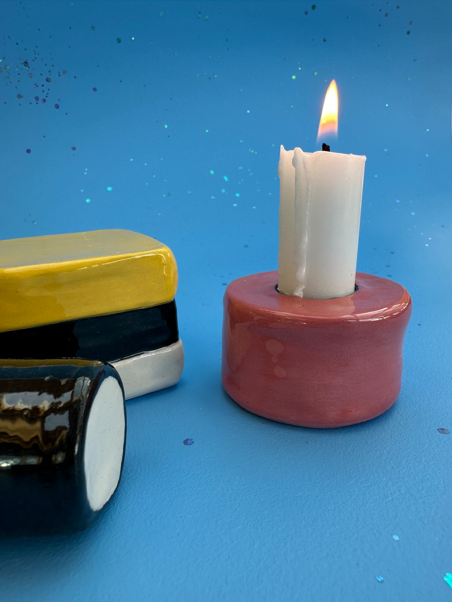 Lysestage i lakridskonfekt