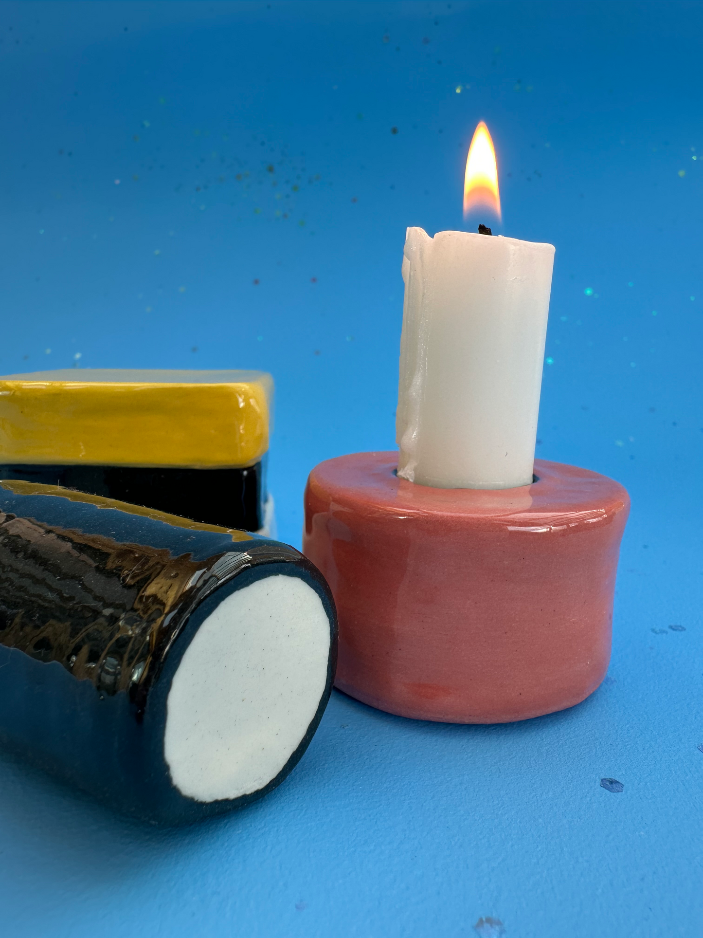 Lysestage i lakridskonfekt