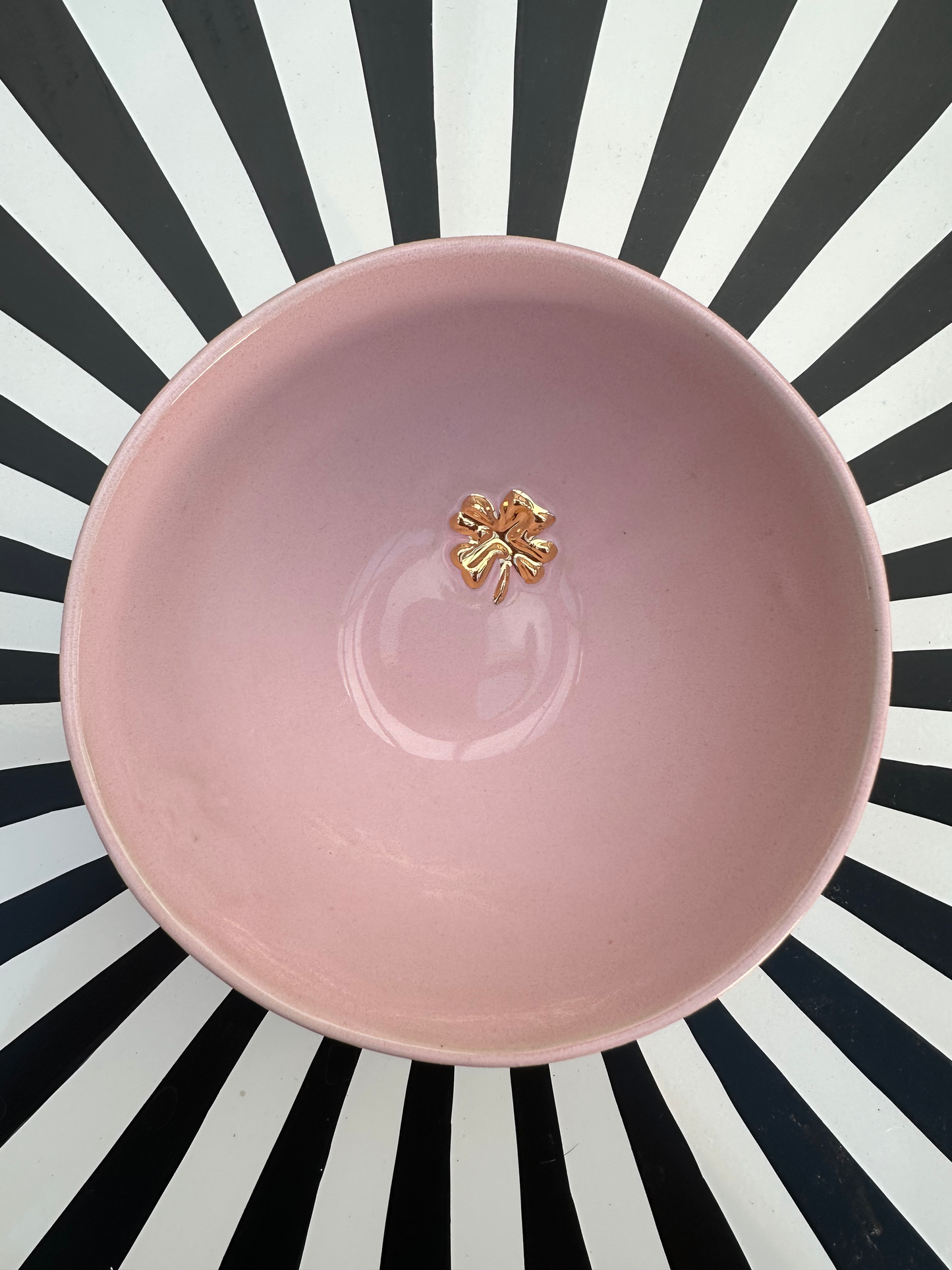 Rosa skål med guldfirkløver