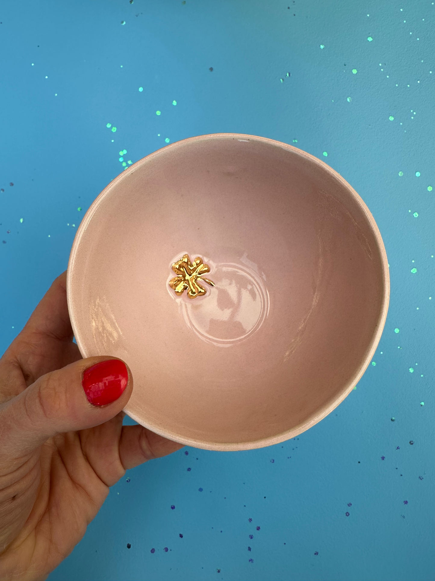 Rosa skål med guldfirkløver