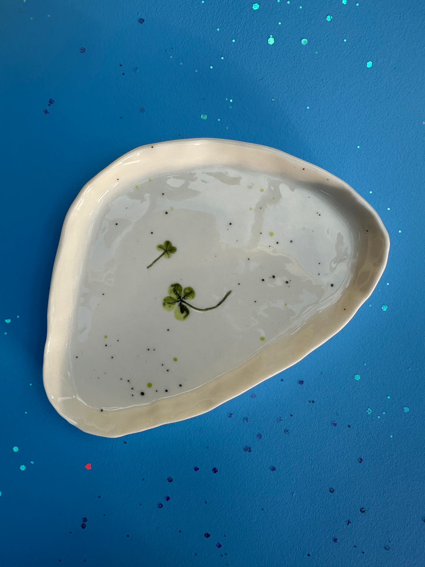 Porcelænsfad med aftryk fra firkløver #8