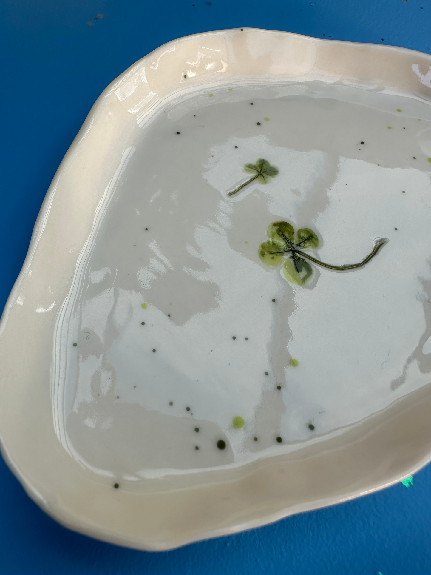 Porcelænsfad med aftryk fra firkløver #8