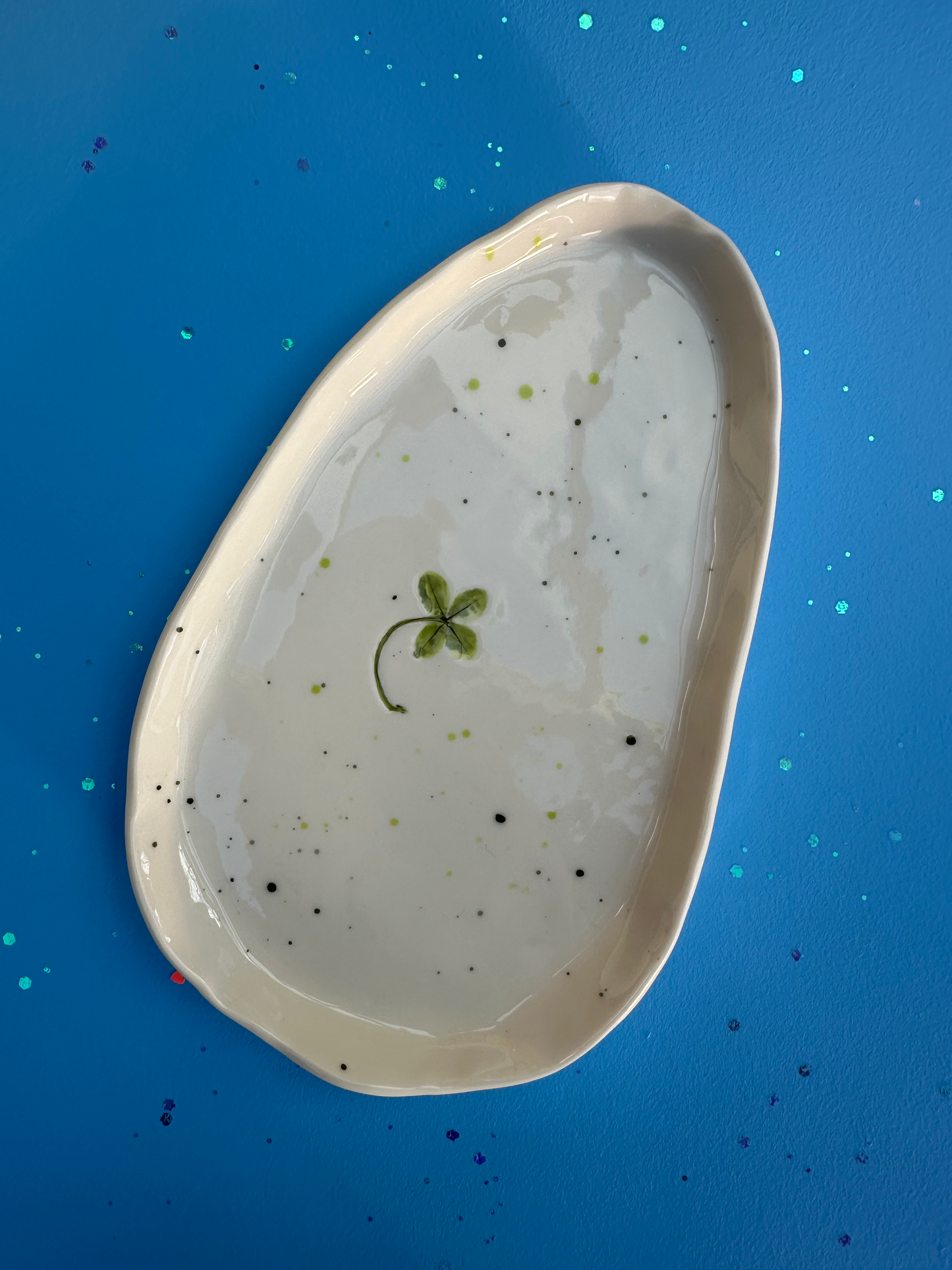 Porcelænsfad med aftryk fra firkløver #7