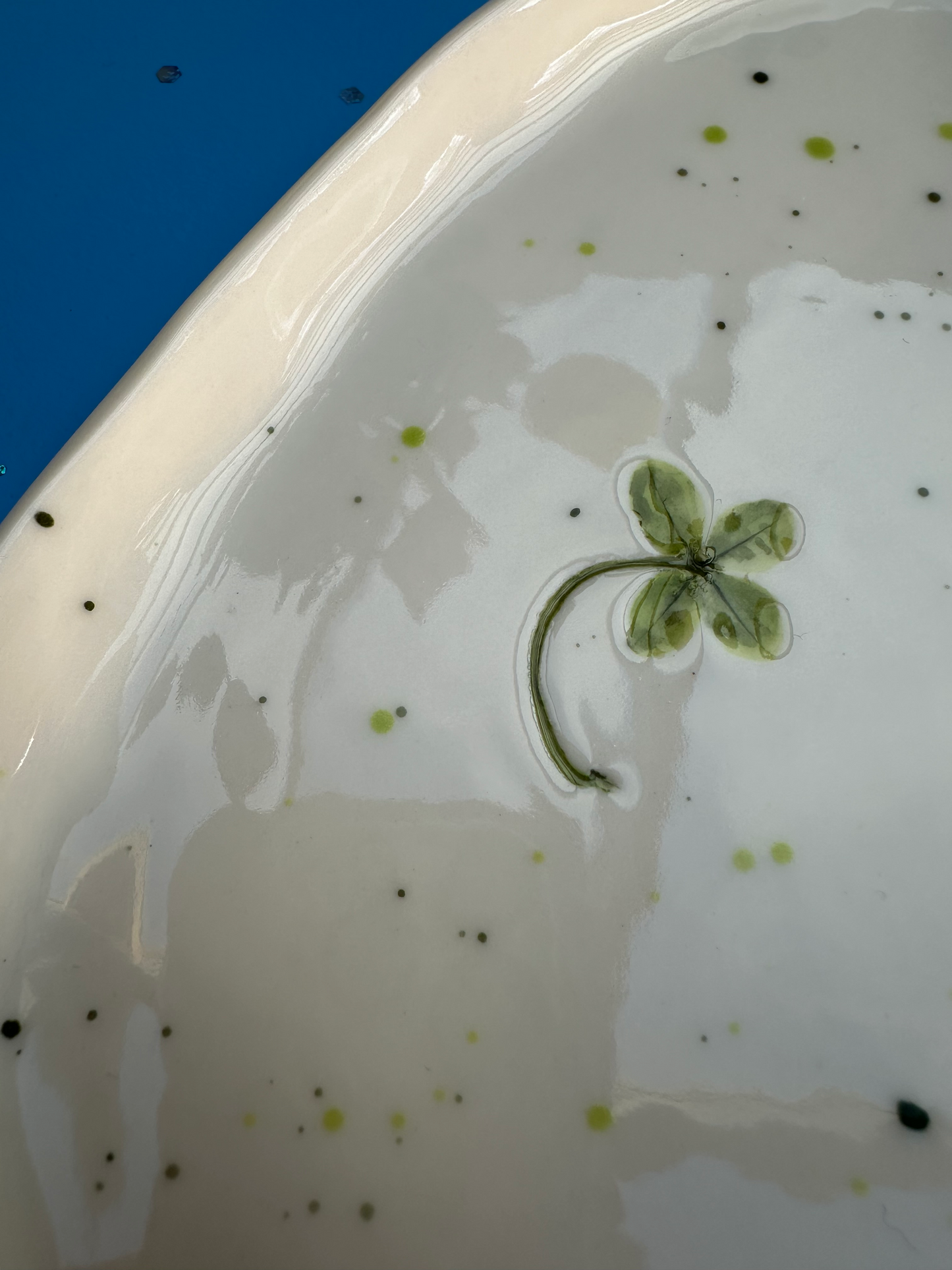 Porcelænsfad med aftryk fra firkløver #7