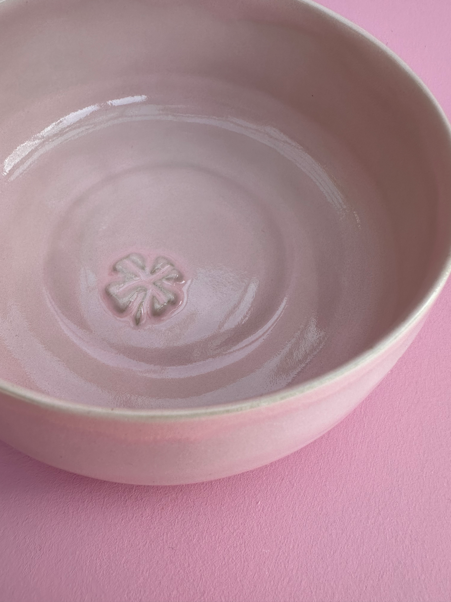 Buet skål med firkløver i bunden - rosa