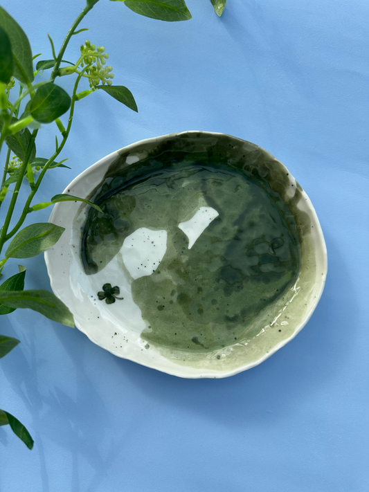 Porcelænsfad med firkløver