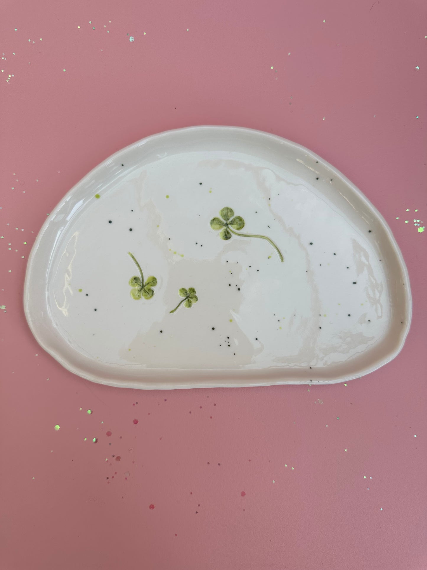 Porcelænsfad med aftryk fra firkløver #3