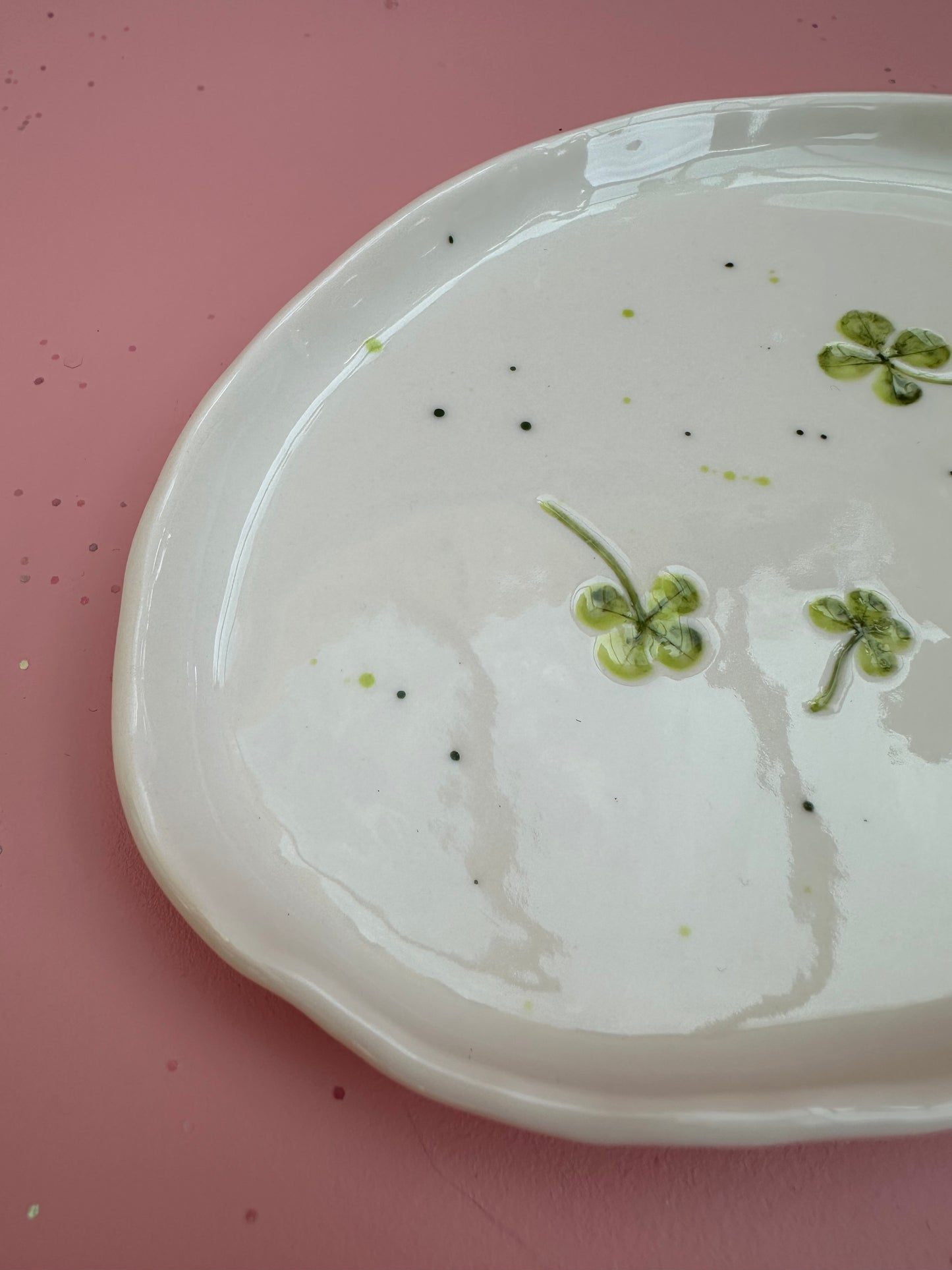 Porcelænsfad med aftryk fra firkløver #3
