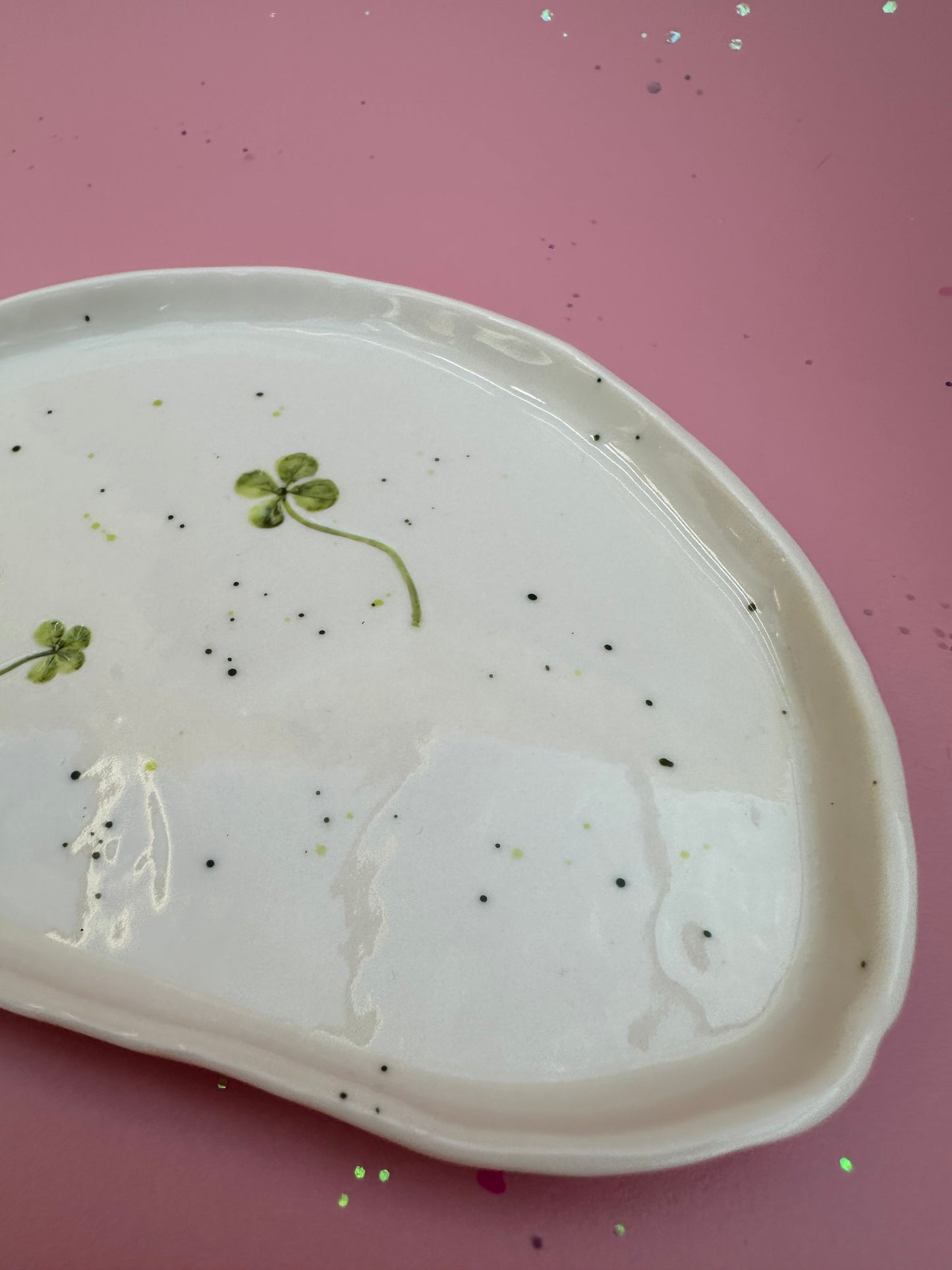 Porcelænsfad med aftryk fra firkløver #3