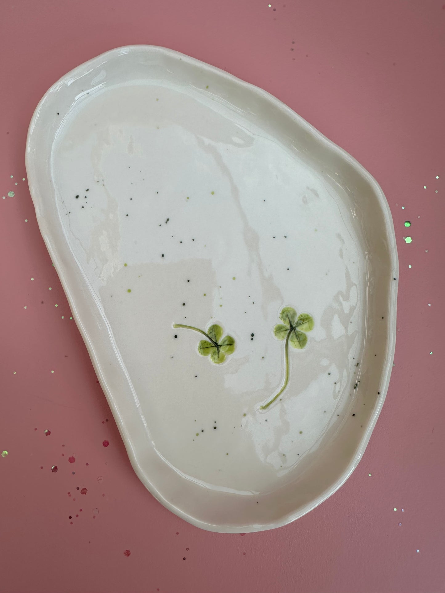 Porcelænsfad med aftryk fra firkløver #1