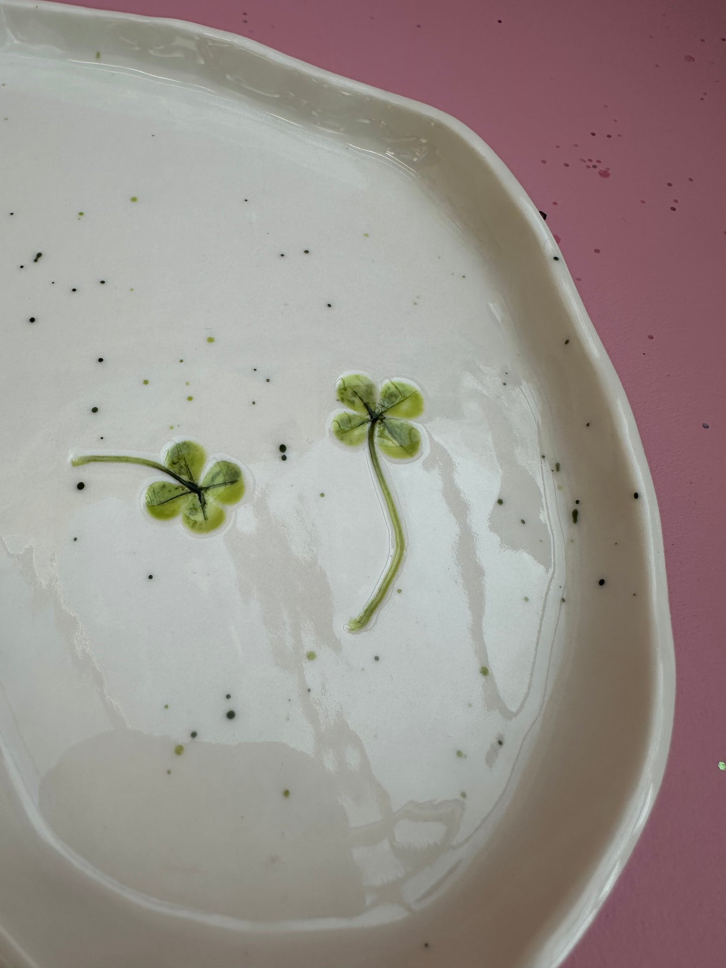 Porcelænsfad med aftryk fra firkløver #1