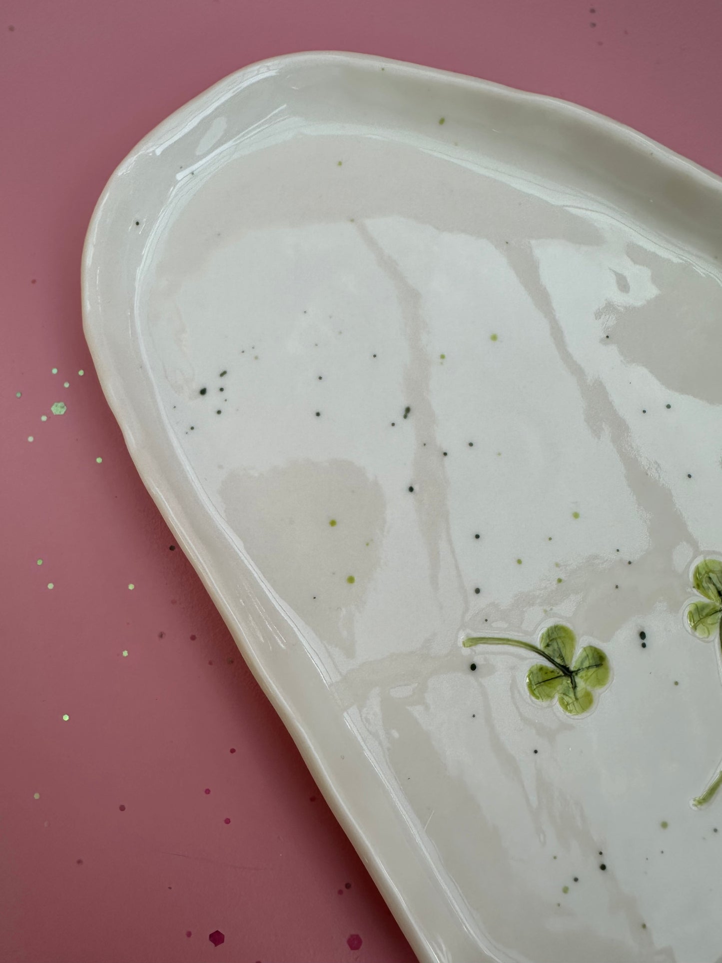 Porcelænsfad med aftryk fra firkløver #1