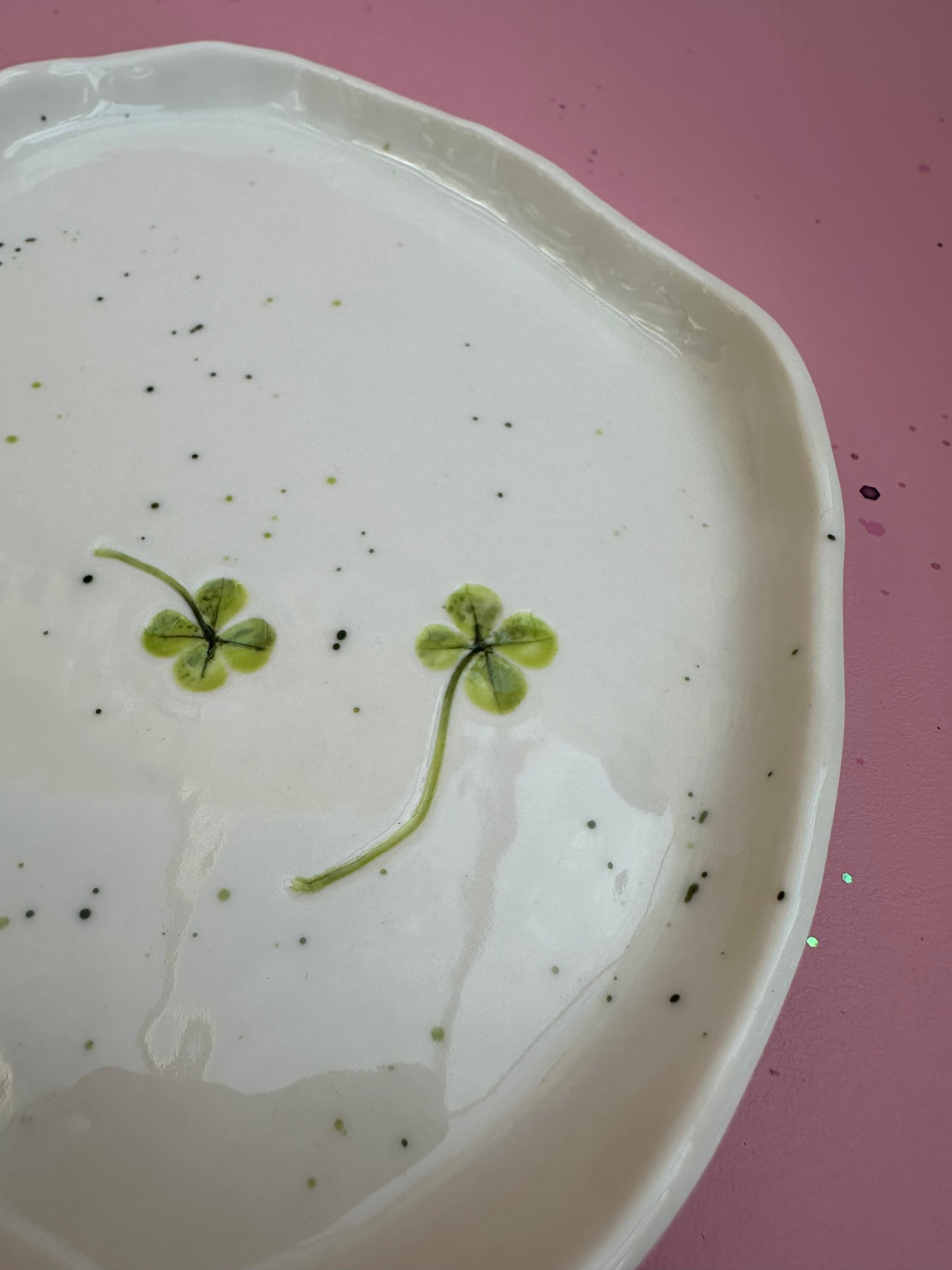 Porcelænsfad med aftryk fra firkløver #1