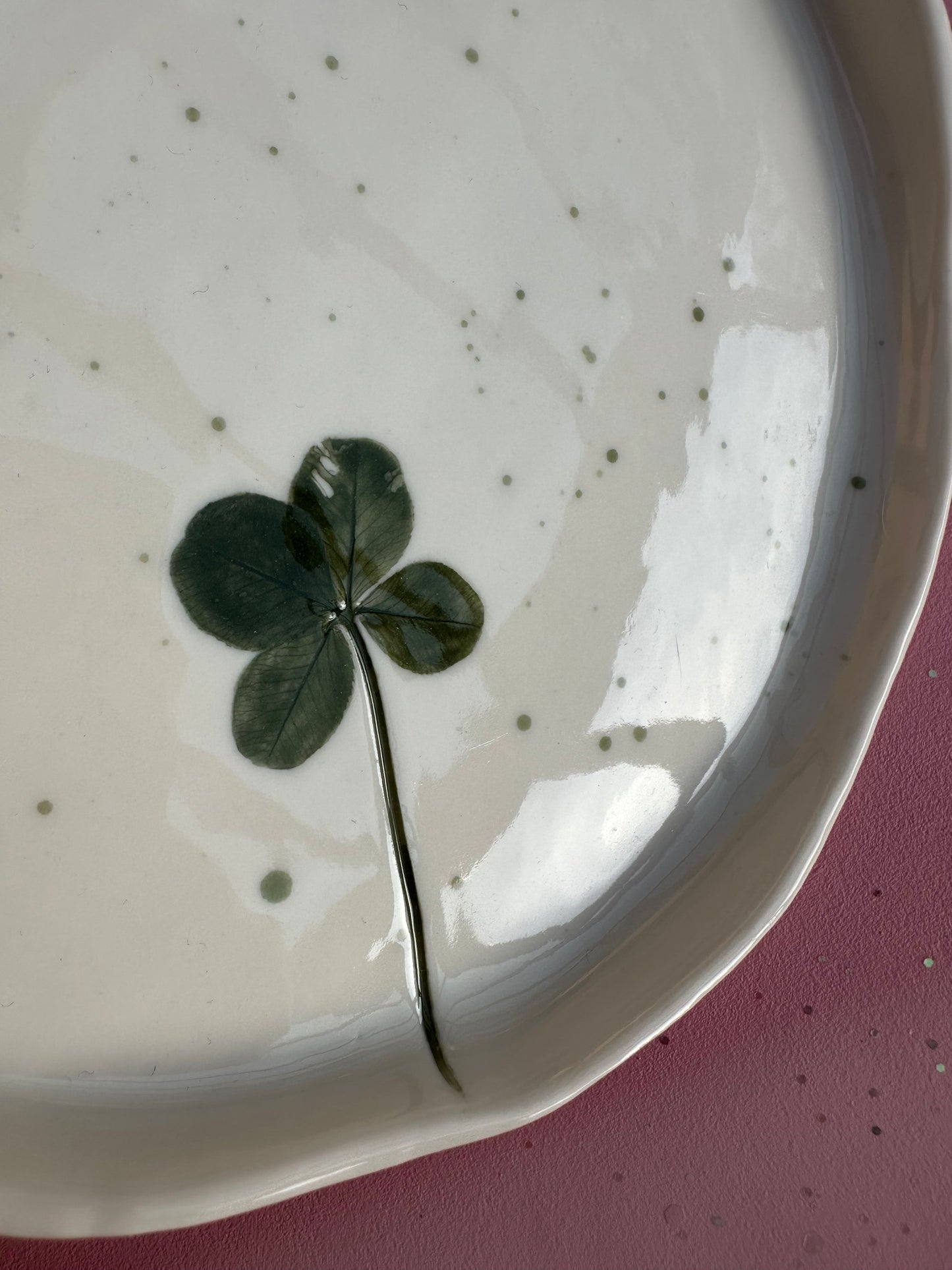 Porcelænsfad med aftryk fra firkløver #9