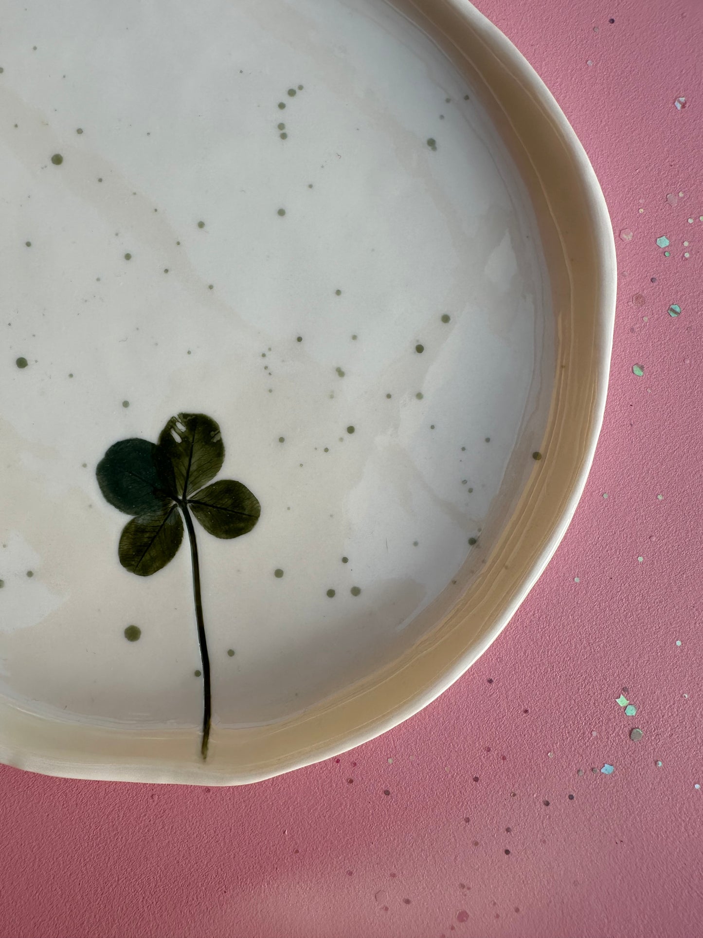 Porcelænsfad med aftryk fra firkløver #9