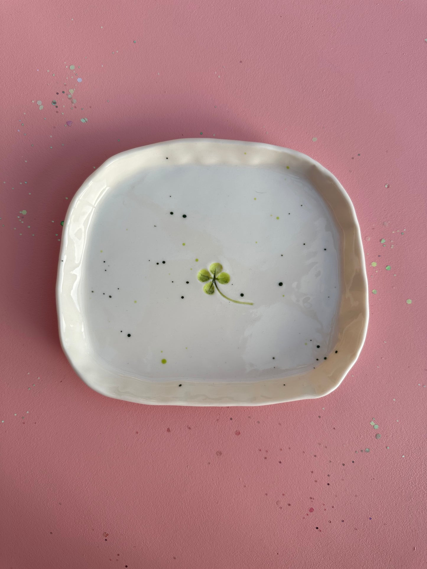 Porcelænsfad med aftryk fra firkløver #10