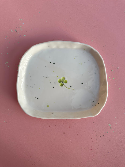 Porcelænsfad med aftryk fra firkløver #10